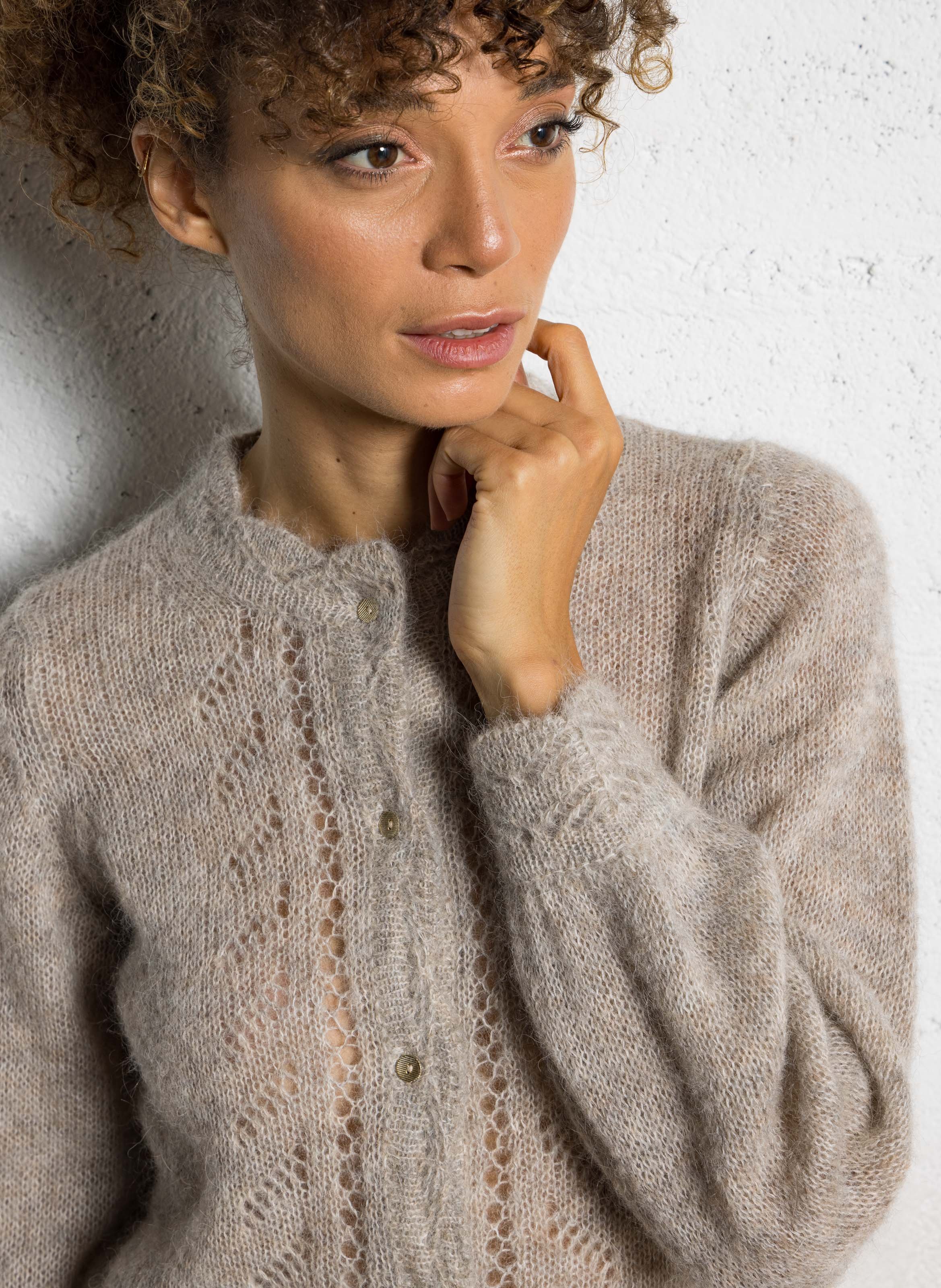 Gerade geschnittene Strickweste mit rundem Ausschnitt aus gemischtem Mohair und Alpaka, durchbrochen gearbeitet. SUD EXPRESS Weiss