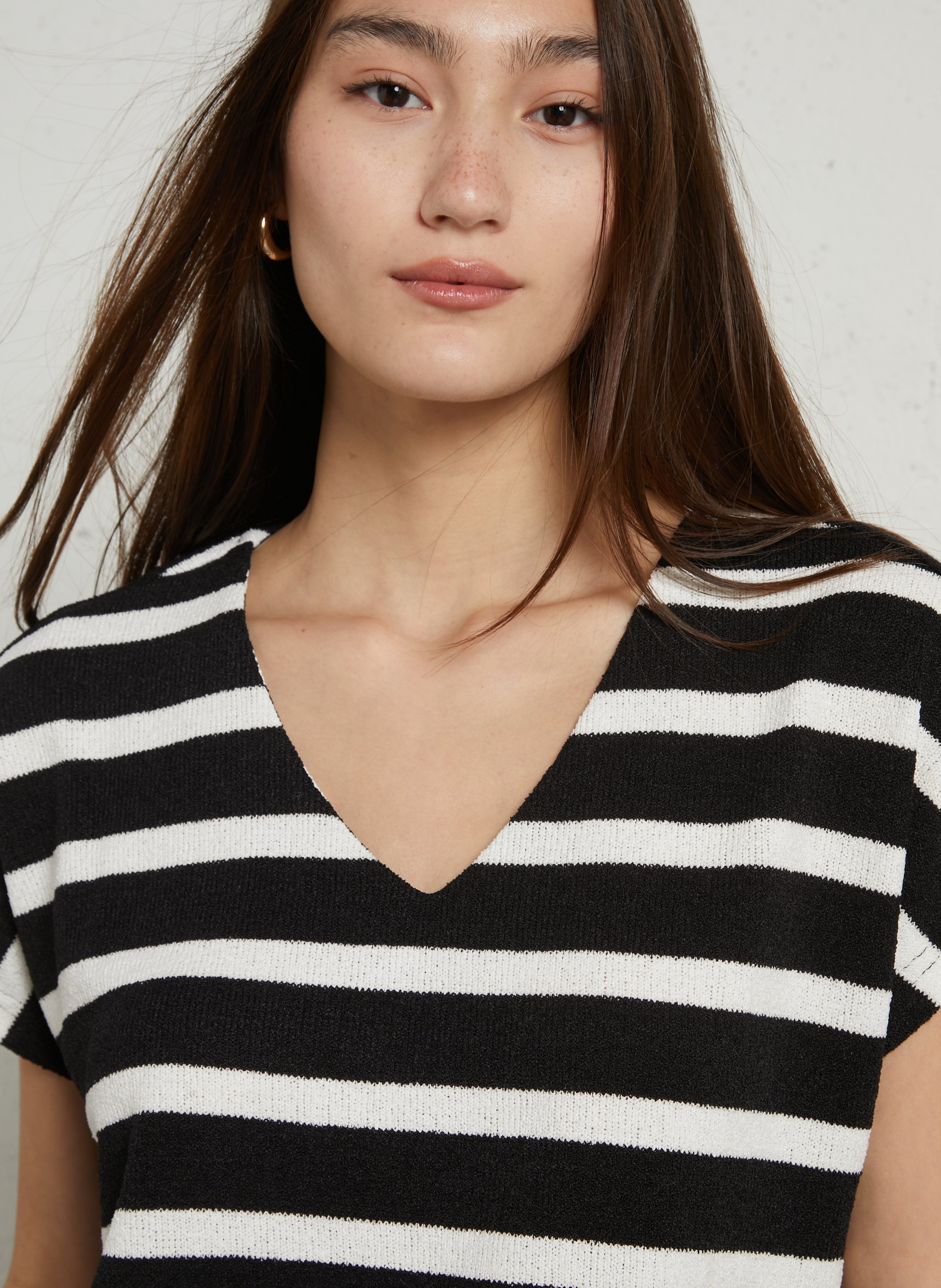 Loose-fit V-neck T-shirt LE TEMPS DES CERISES Black