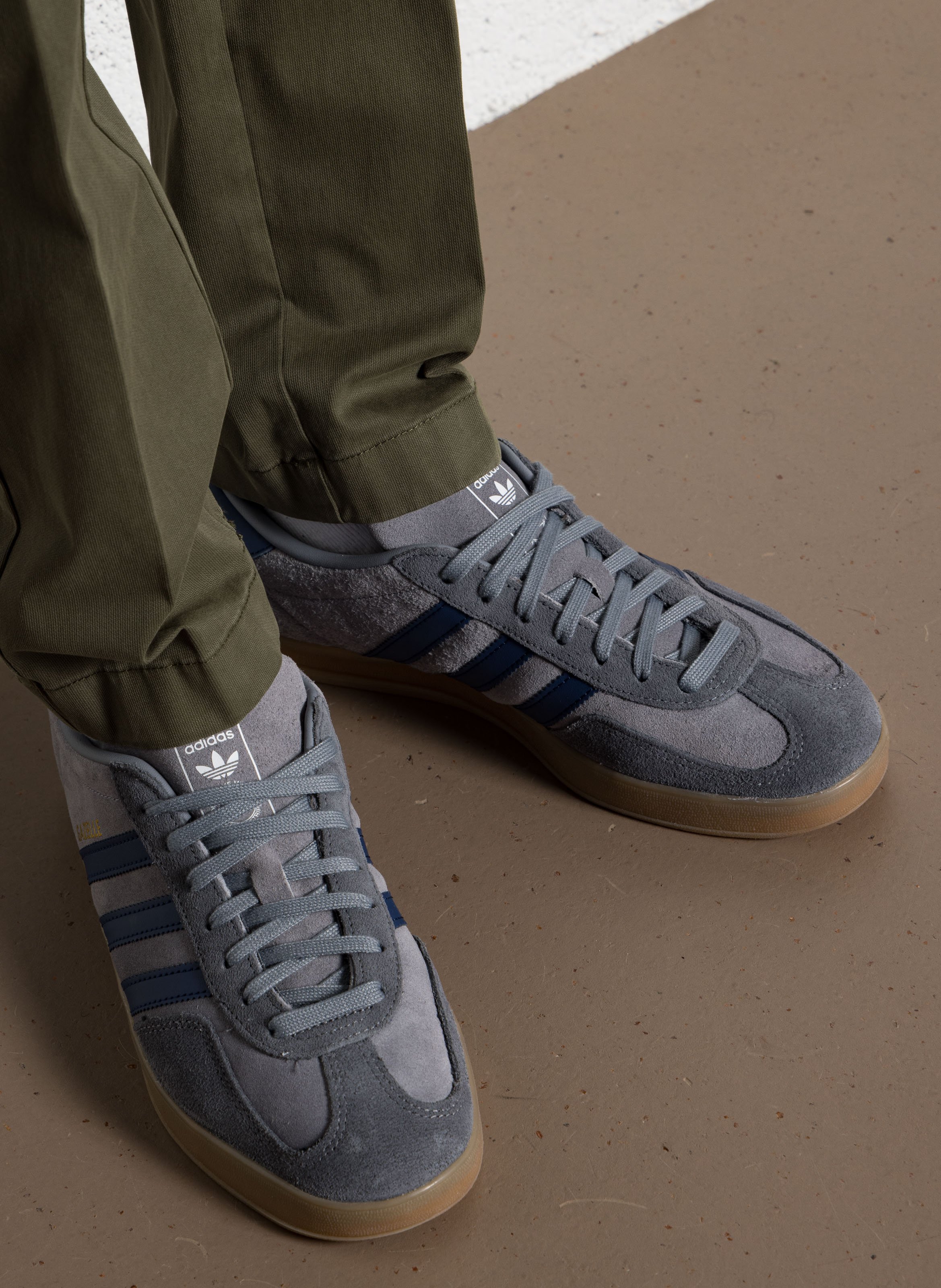 Baskets basses en cuir velours ADIDAS Gris