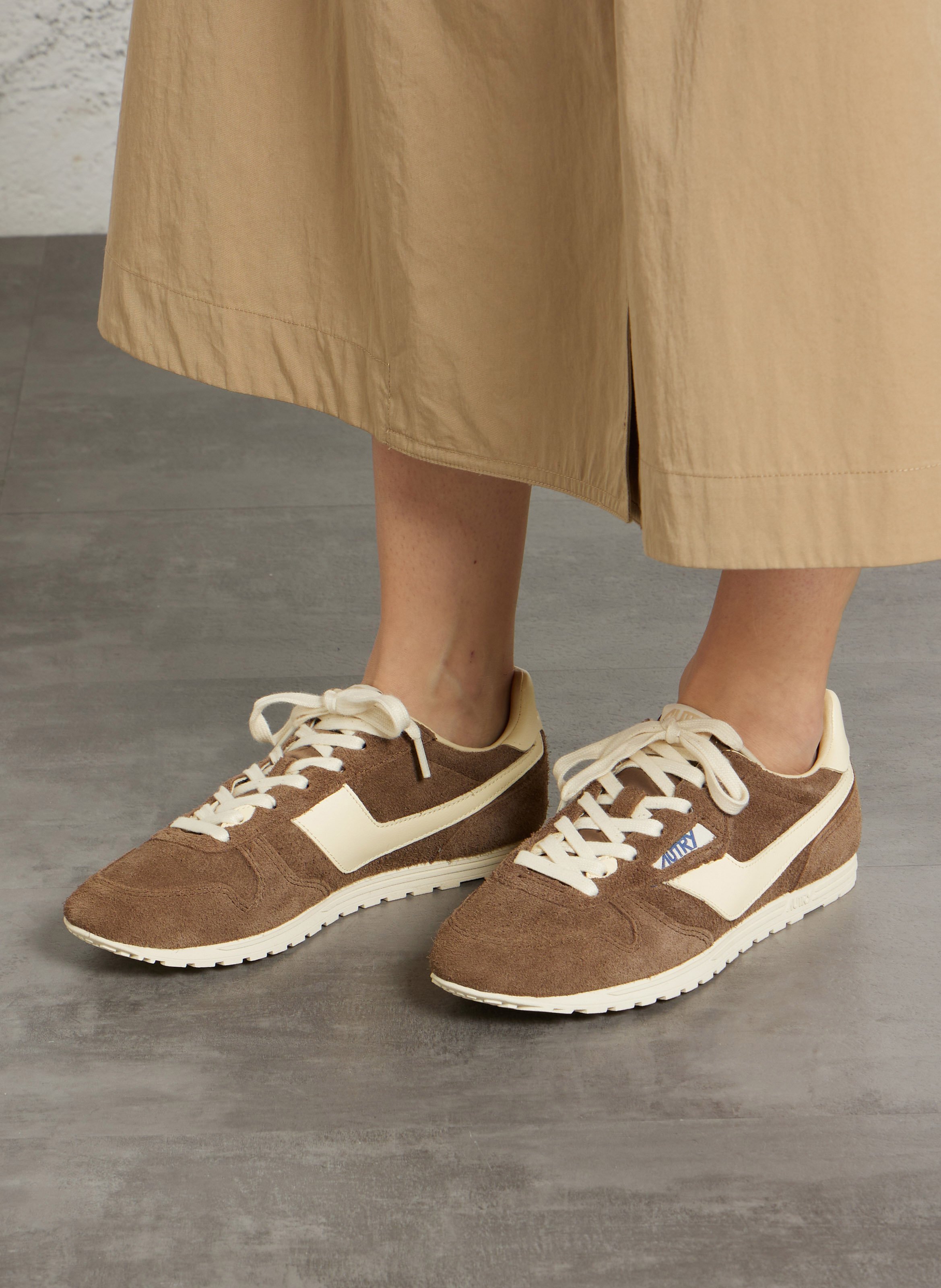 Niedrige Sneaker aus Veloursleder AUTRY Braun