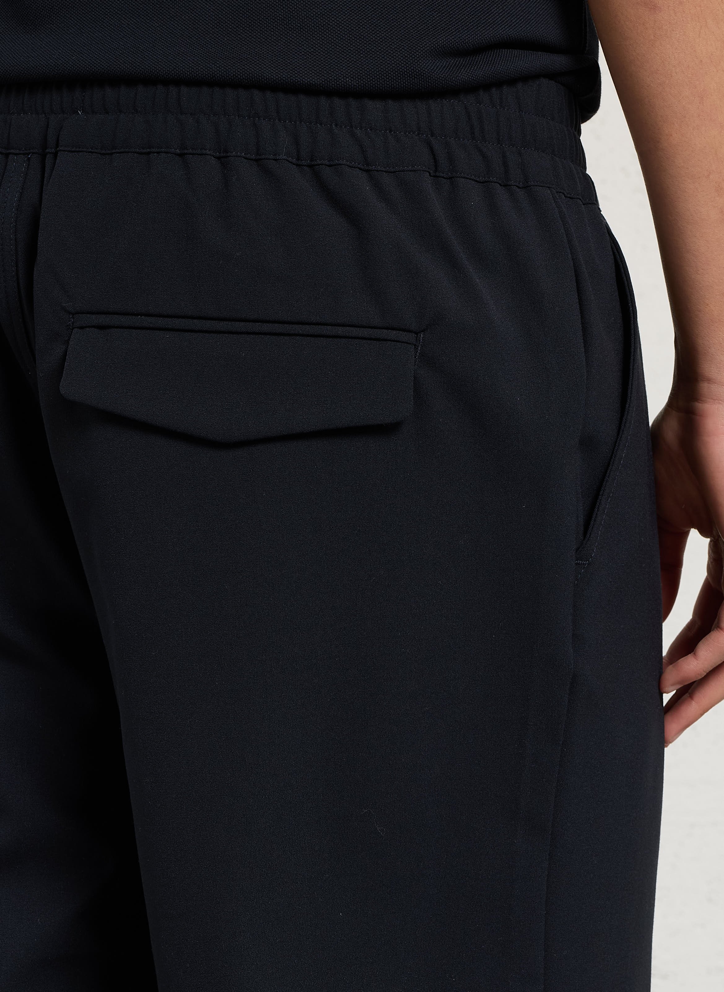 Talla grande corta de talle medio alto. Azul