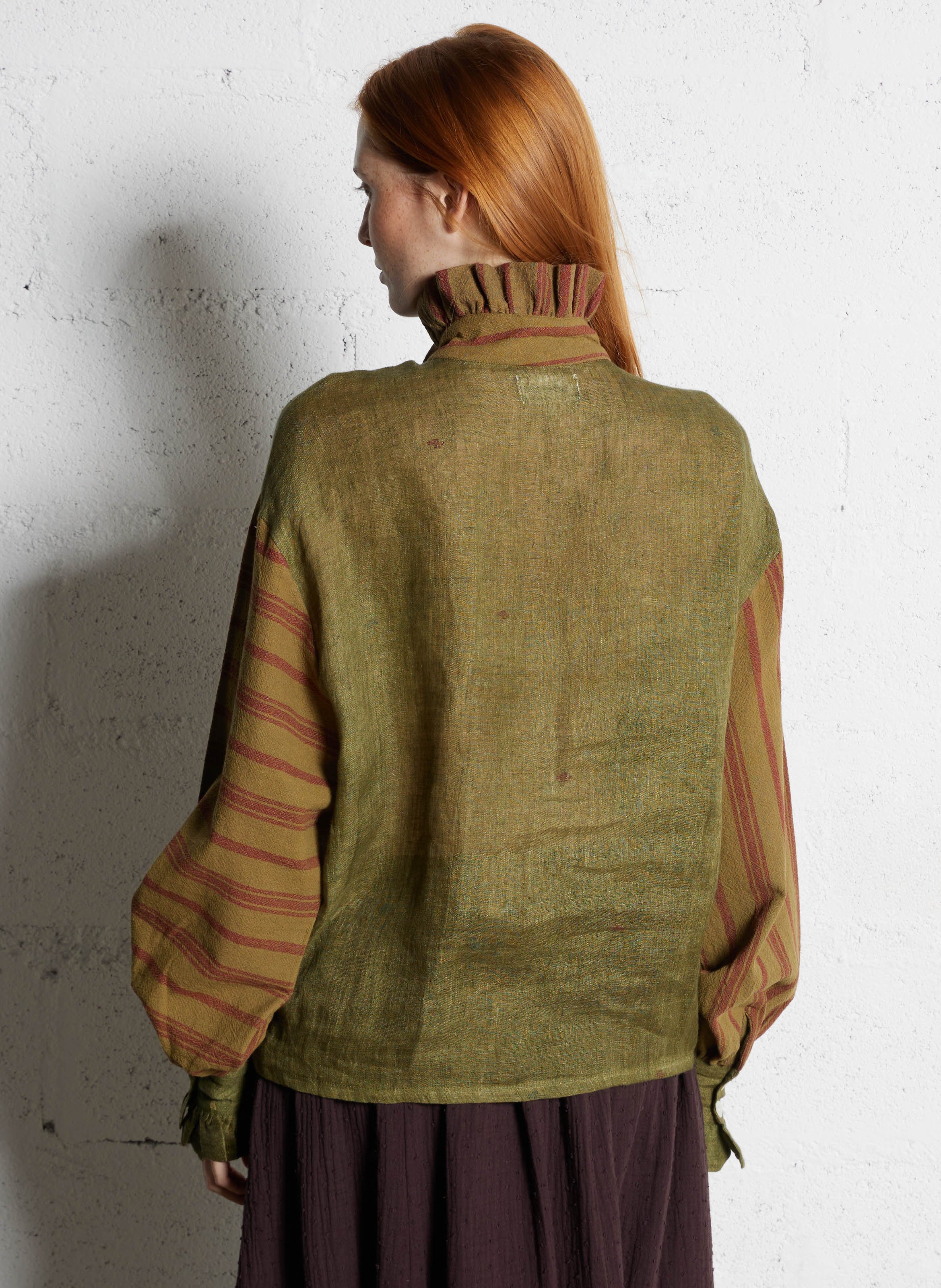 Printed flowy blouse with ruffles V DE VINSTER Khaki