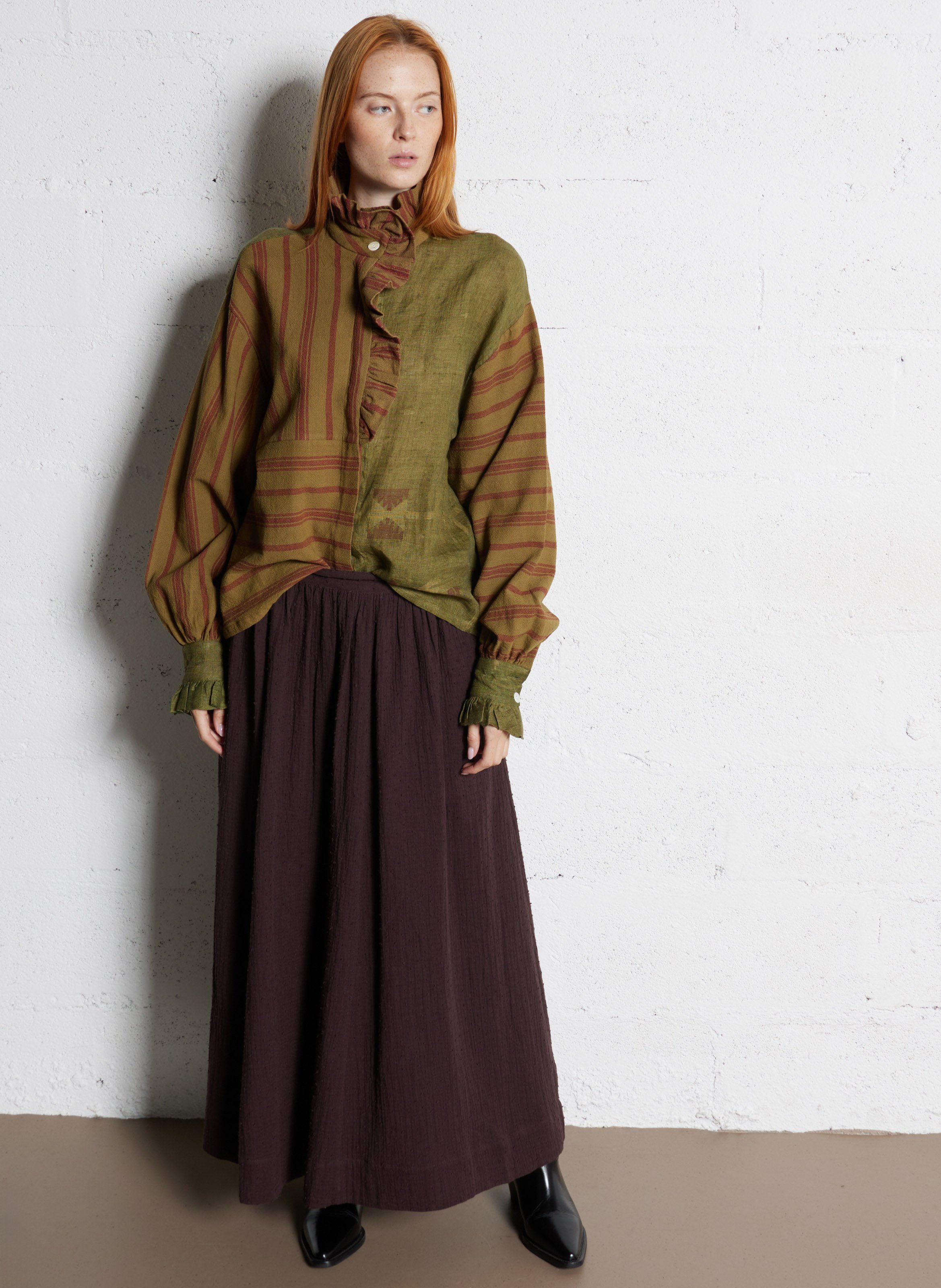 Printed flowy blouse with ruffles V DE VINSTER Khaki