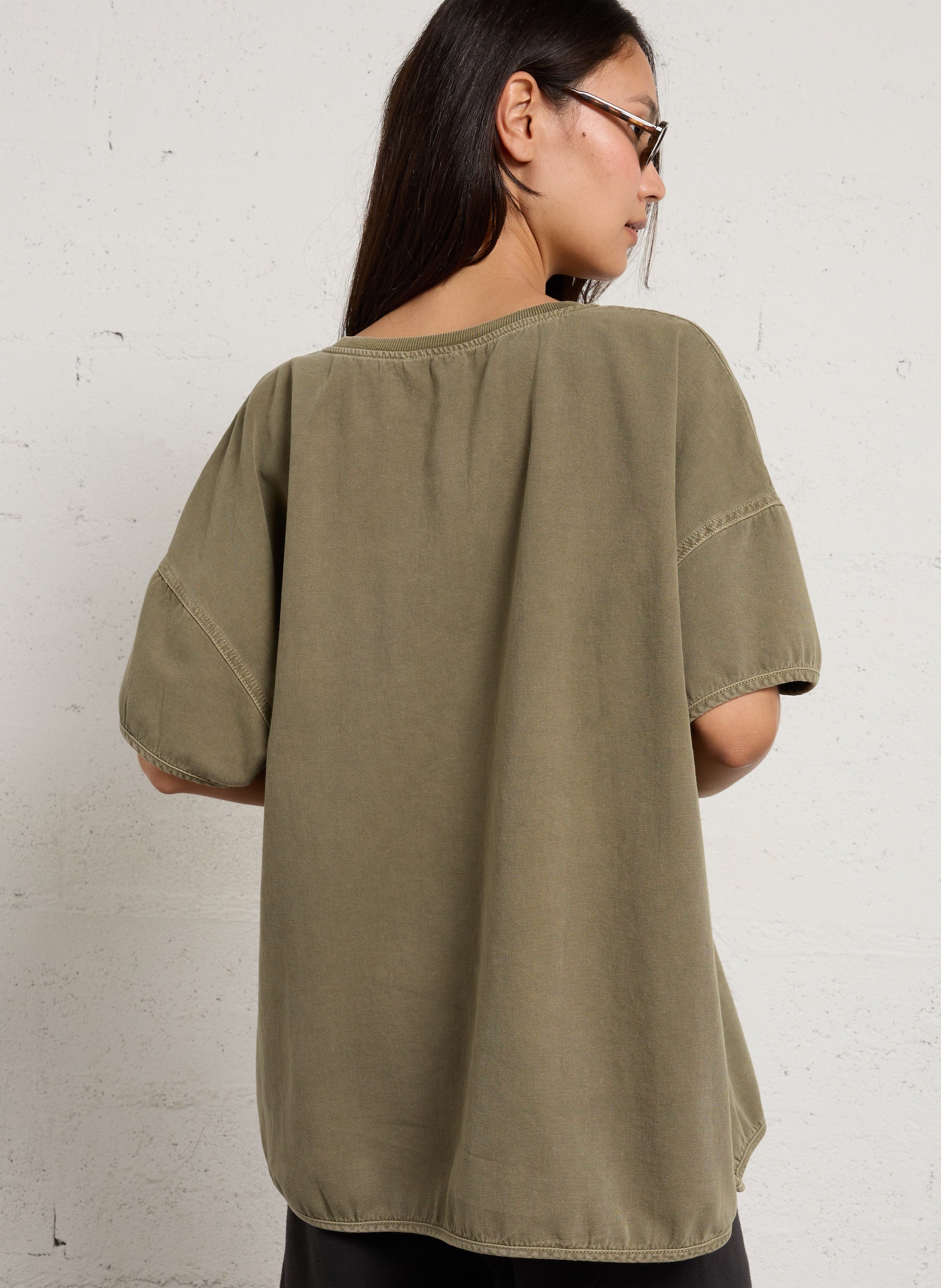 Weites T-Shirt mit V-Ausschnitt in Unifarben AMERICAN VINTAGE Grun