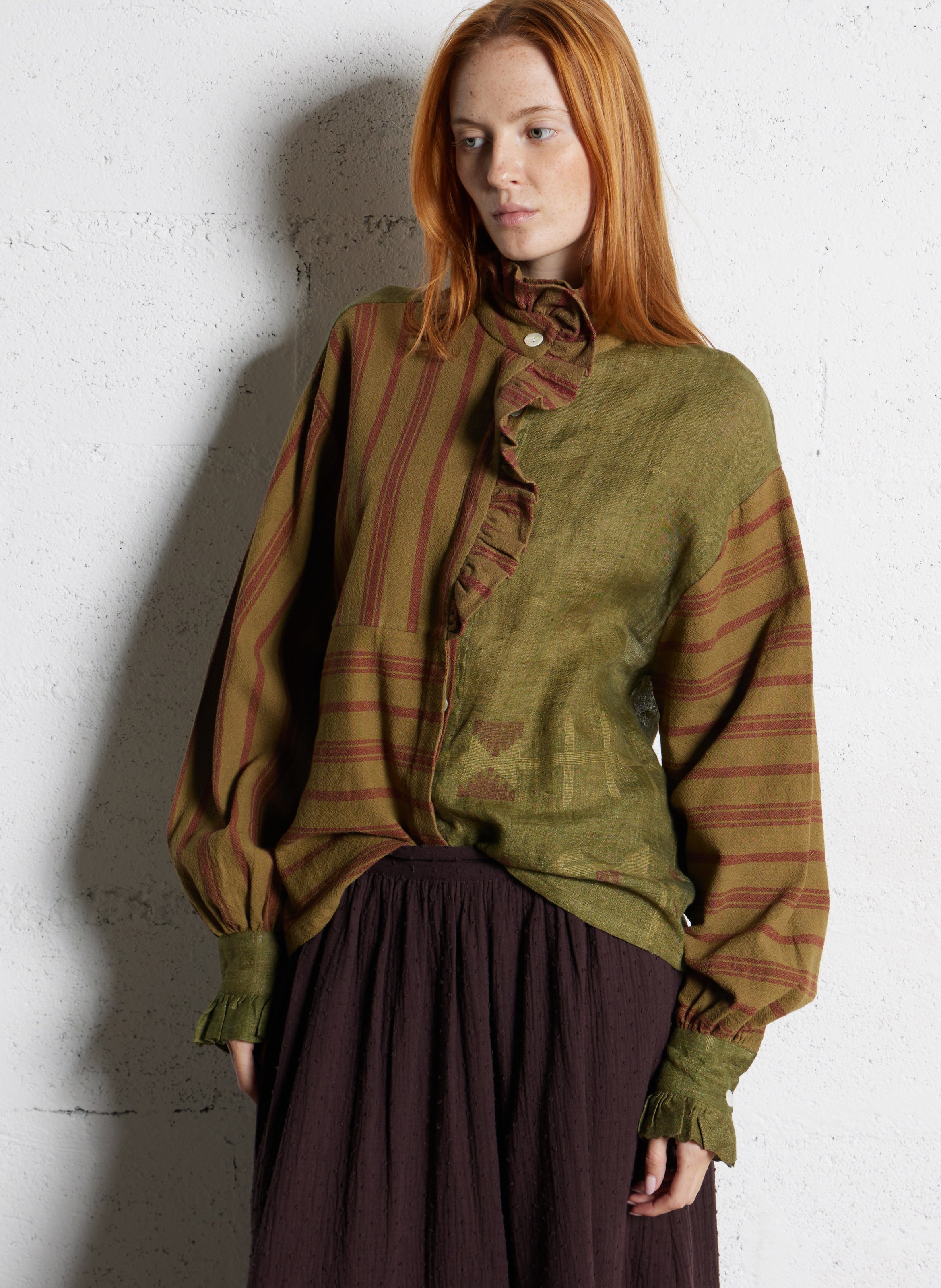 Printed flowy blouse with ruffles V DE VINSTER Khaki