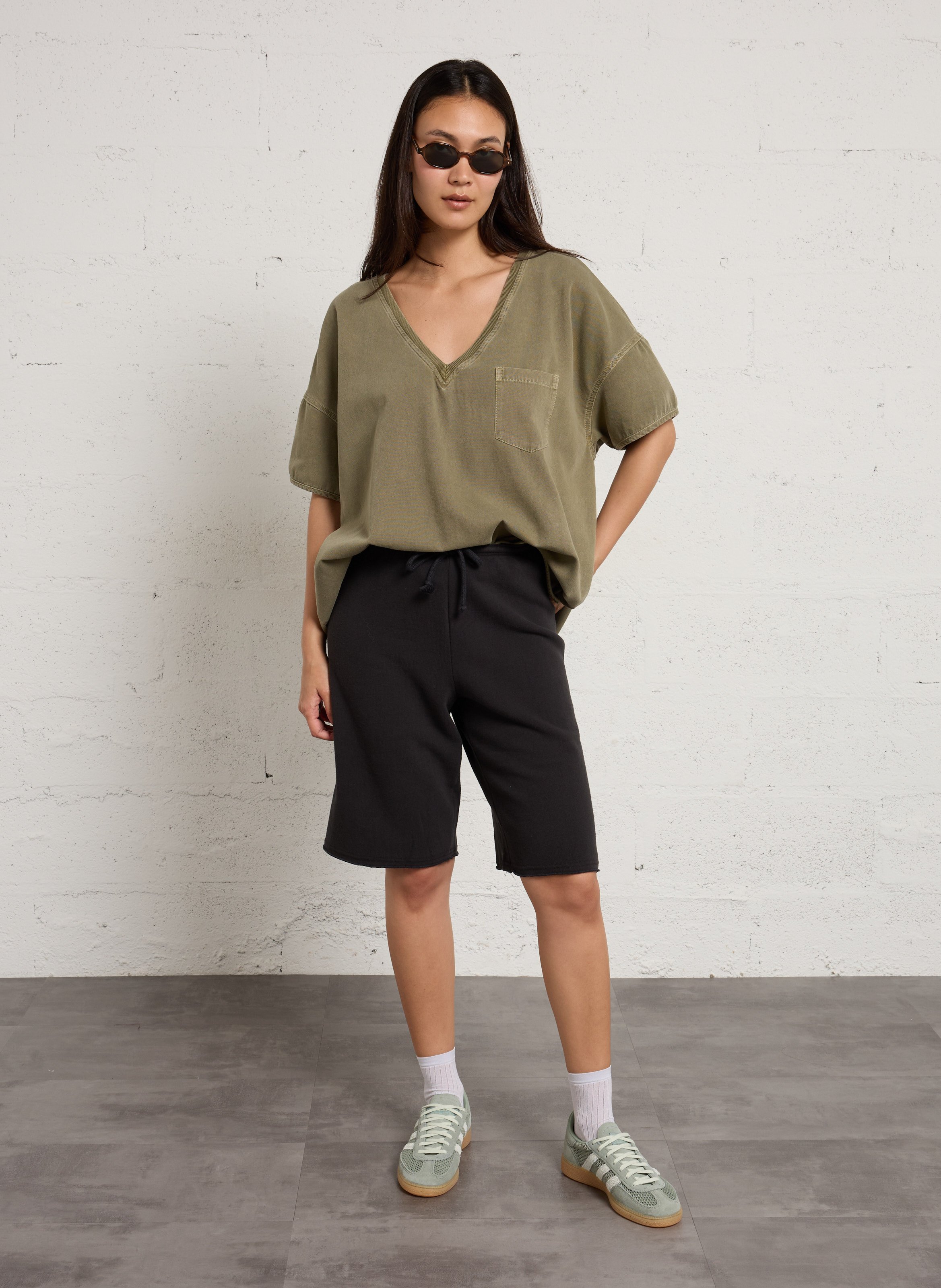 Knee-length loose-fitting solid Bermuda shorts AMERICAN VINTAGE Black