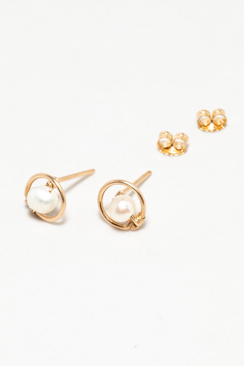 Essential studs - cultured pearl YAY White