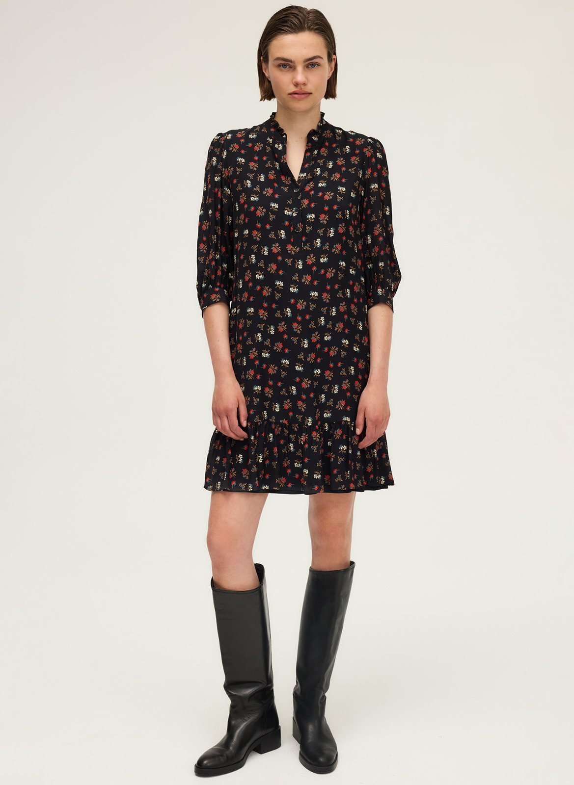 Korte jurk met bloemenprint en ruches bij de hals PABLO Zwart
