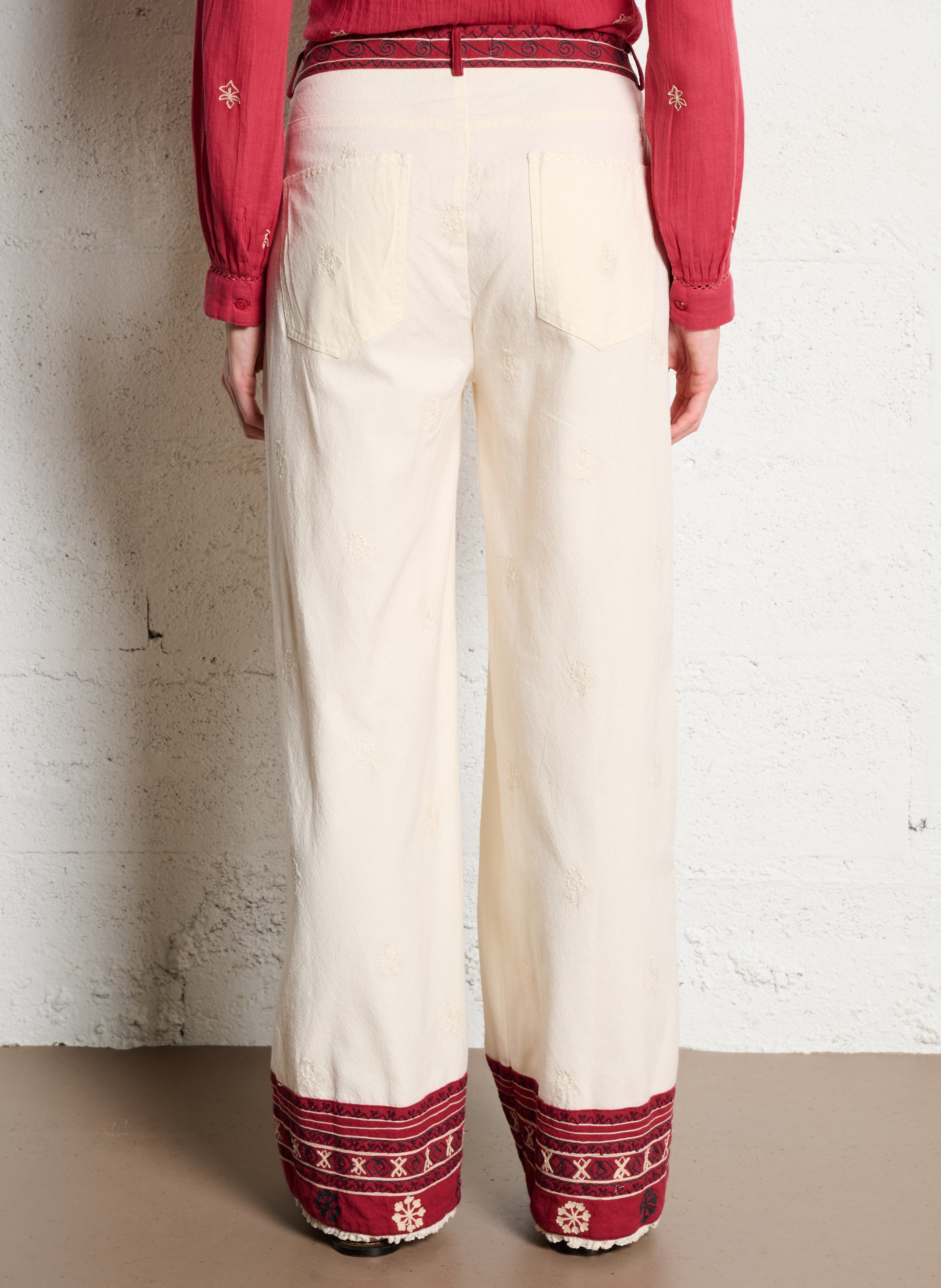 Weit geschnittene Baumwollhose mit Stickereien MAISON HOTEL Rot