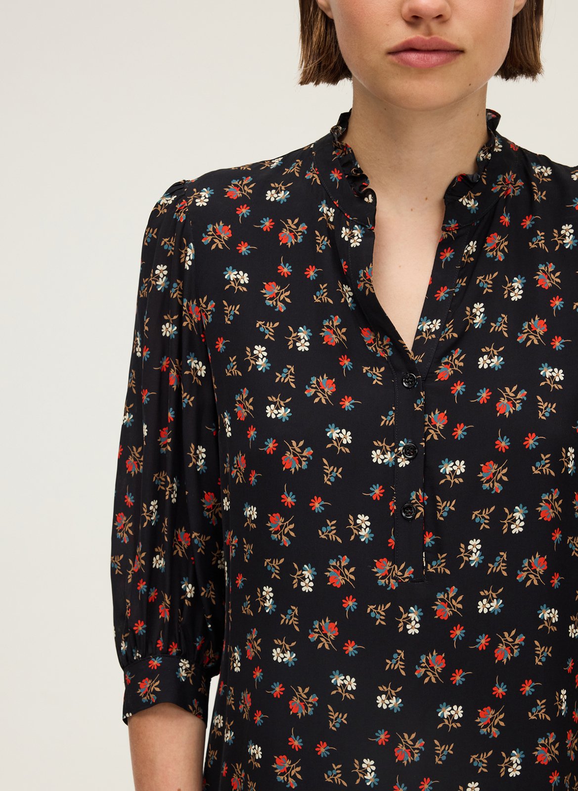 Korte jurk met bloemenprint en ruches bij de hals PABLO Zwart