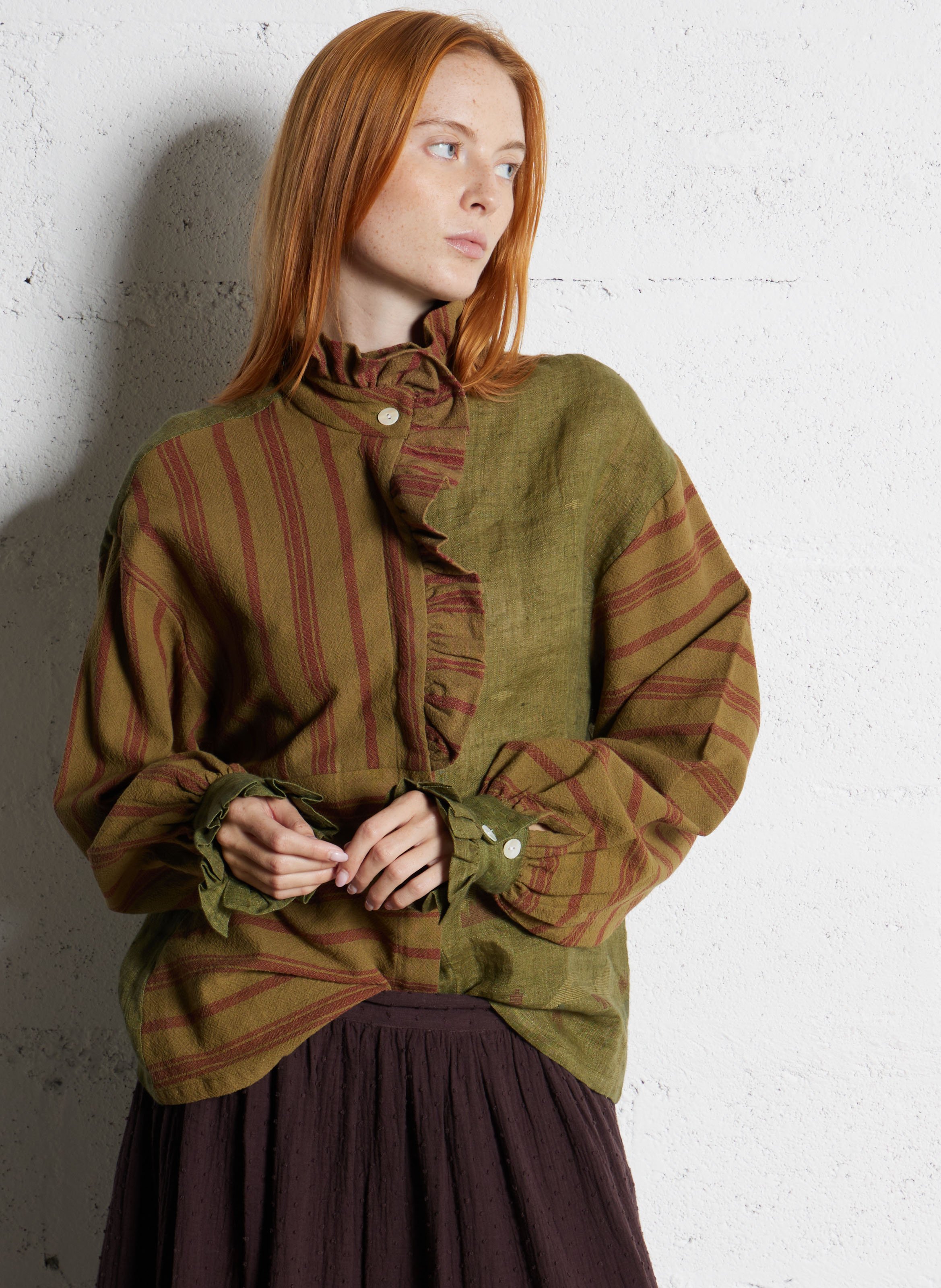 Printed flowy blouse with ruffles V DE VINSTER Khaki