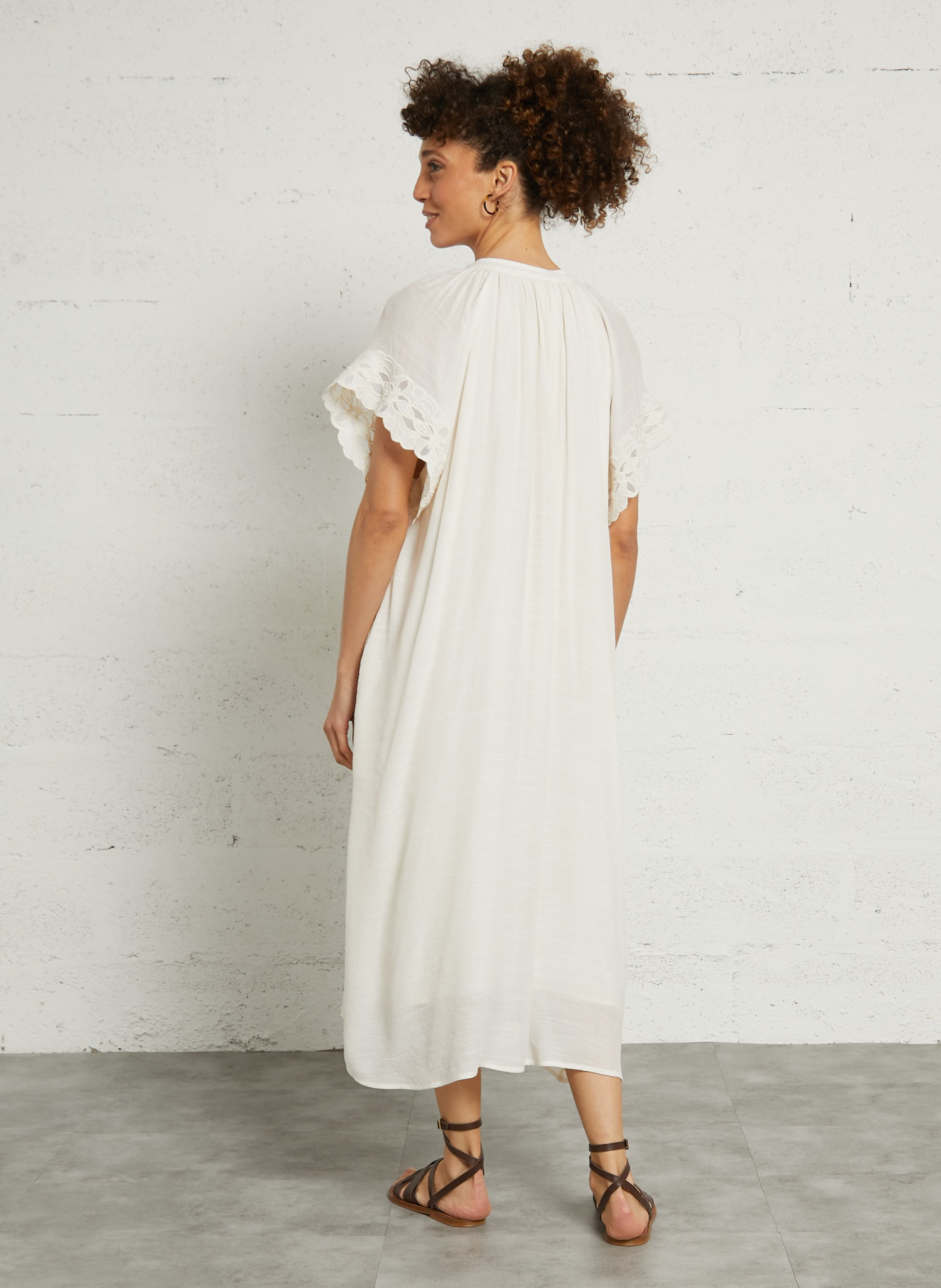 Lange jurk met geborduurde tuniek kraag. SEE U SOON Wit