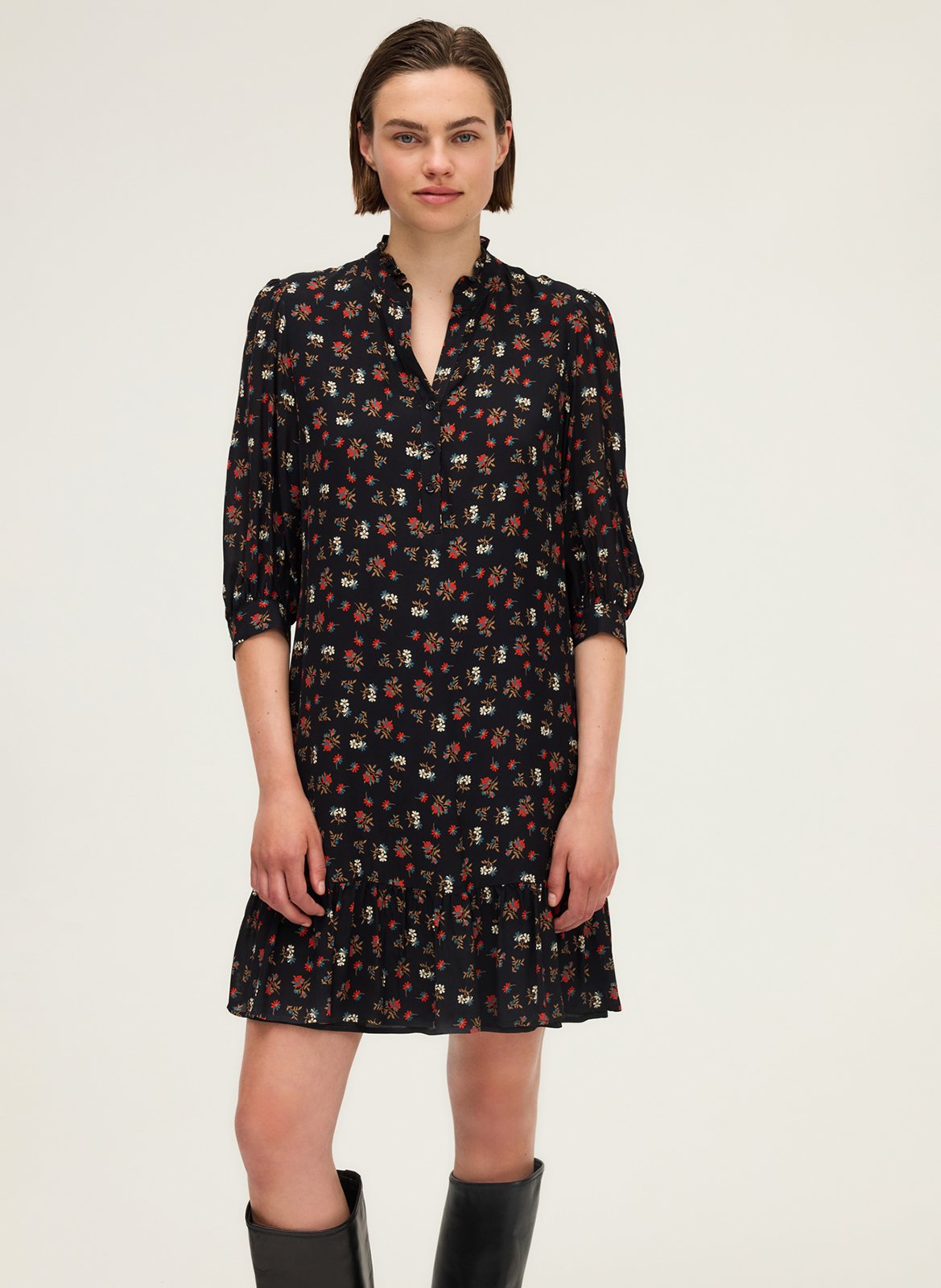 Korte jurk met bloemenprint en ruches bij de hals PABLO Zwart