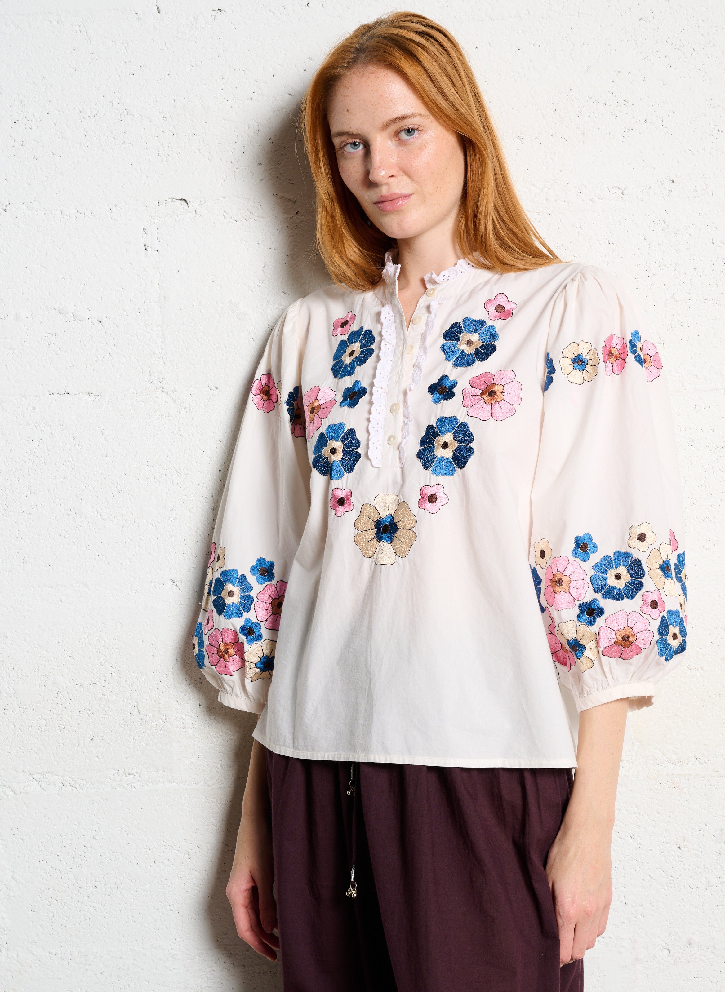 Weit geschnittene Bluse mit Blumenstickerei ANTIK BATIK Weiss