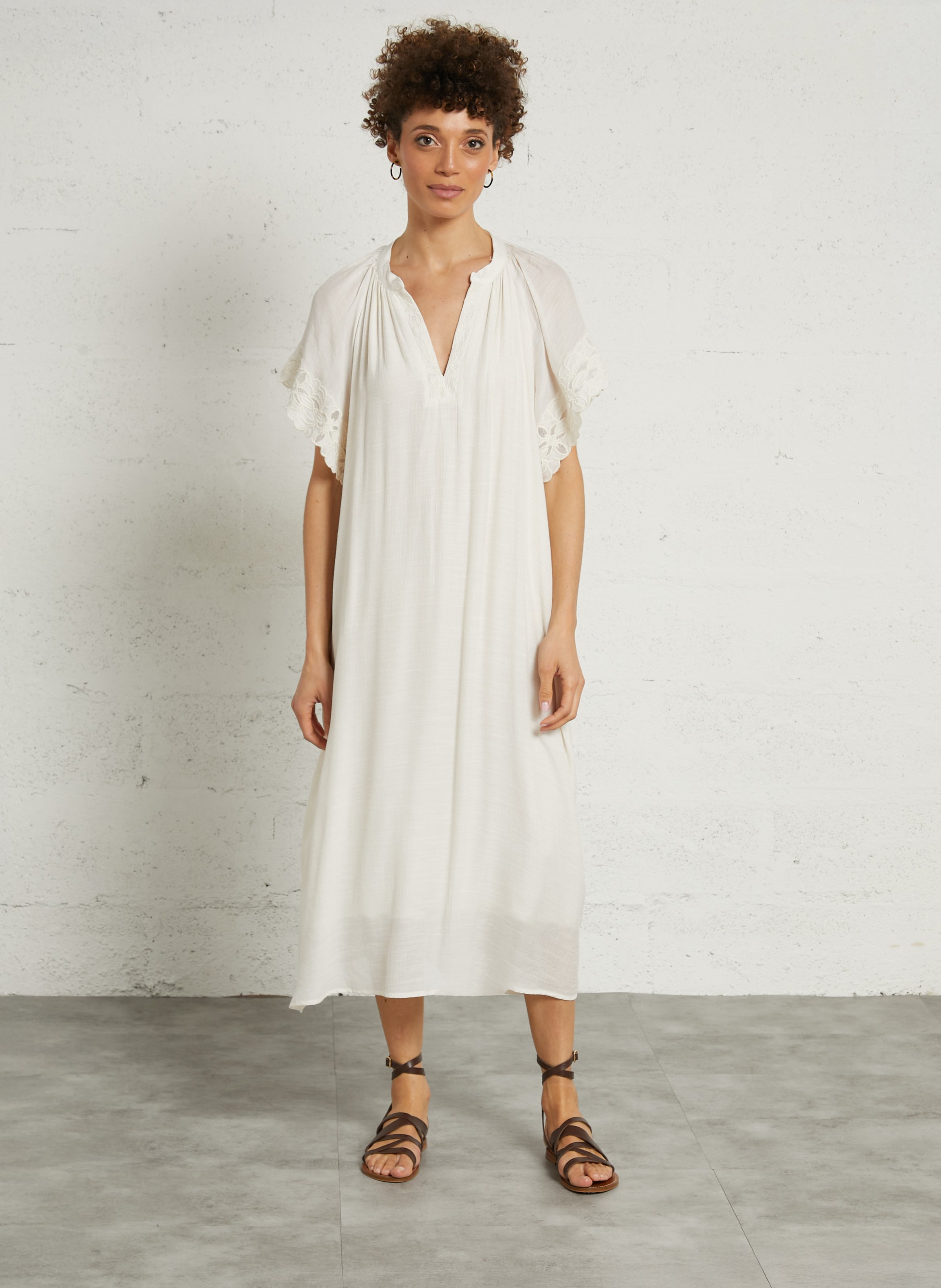 Lange jurk met geborduurde tuniek kraag. SEE U SOON Wit