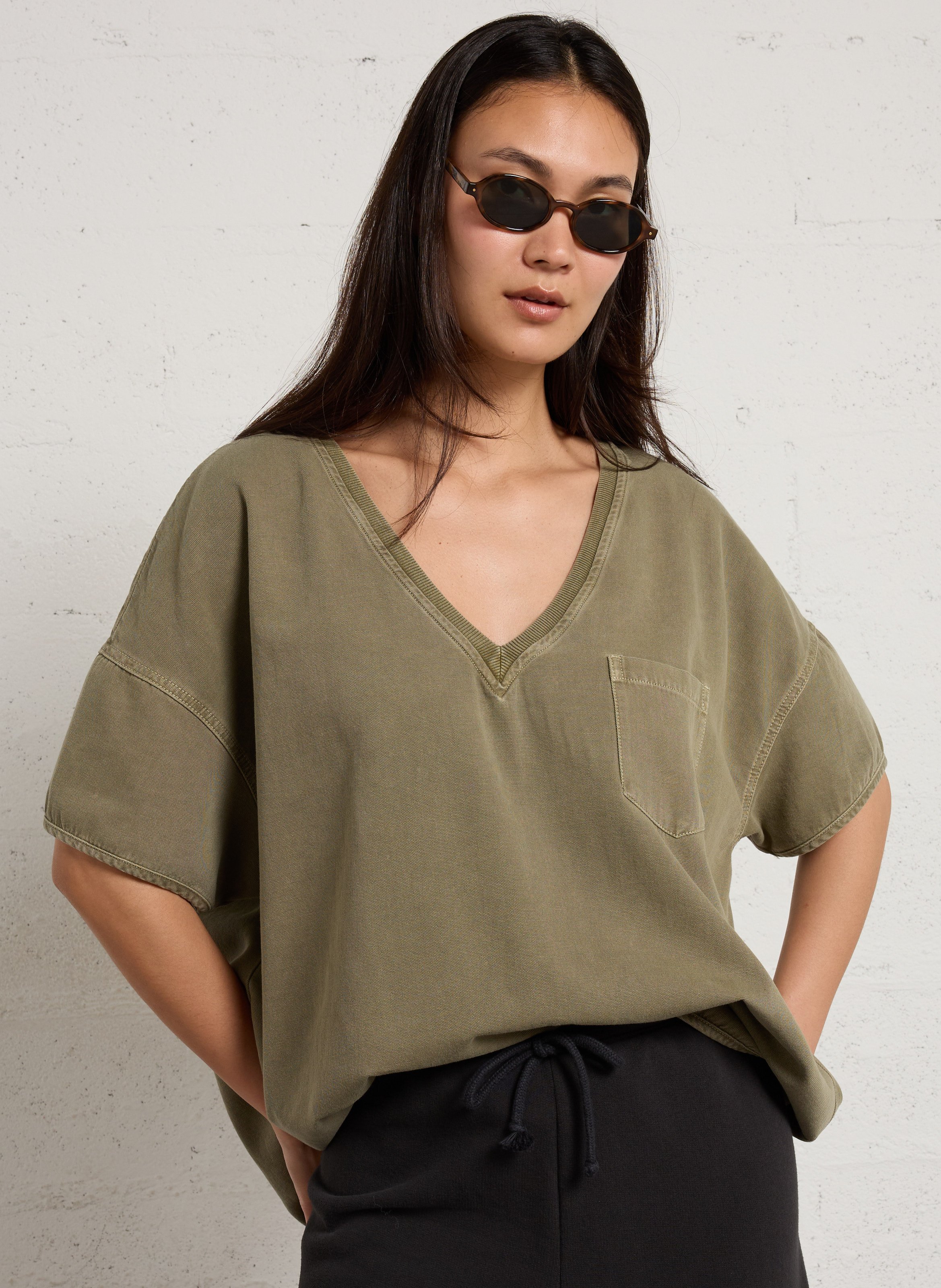 Weites T-Shirt mit V-Ausschnitt in Unifarben AMERICAN VINTAGE Grun