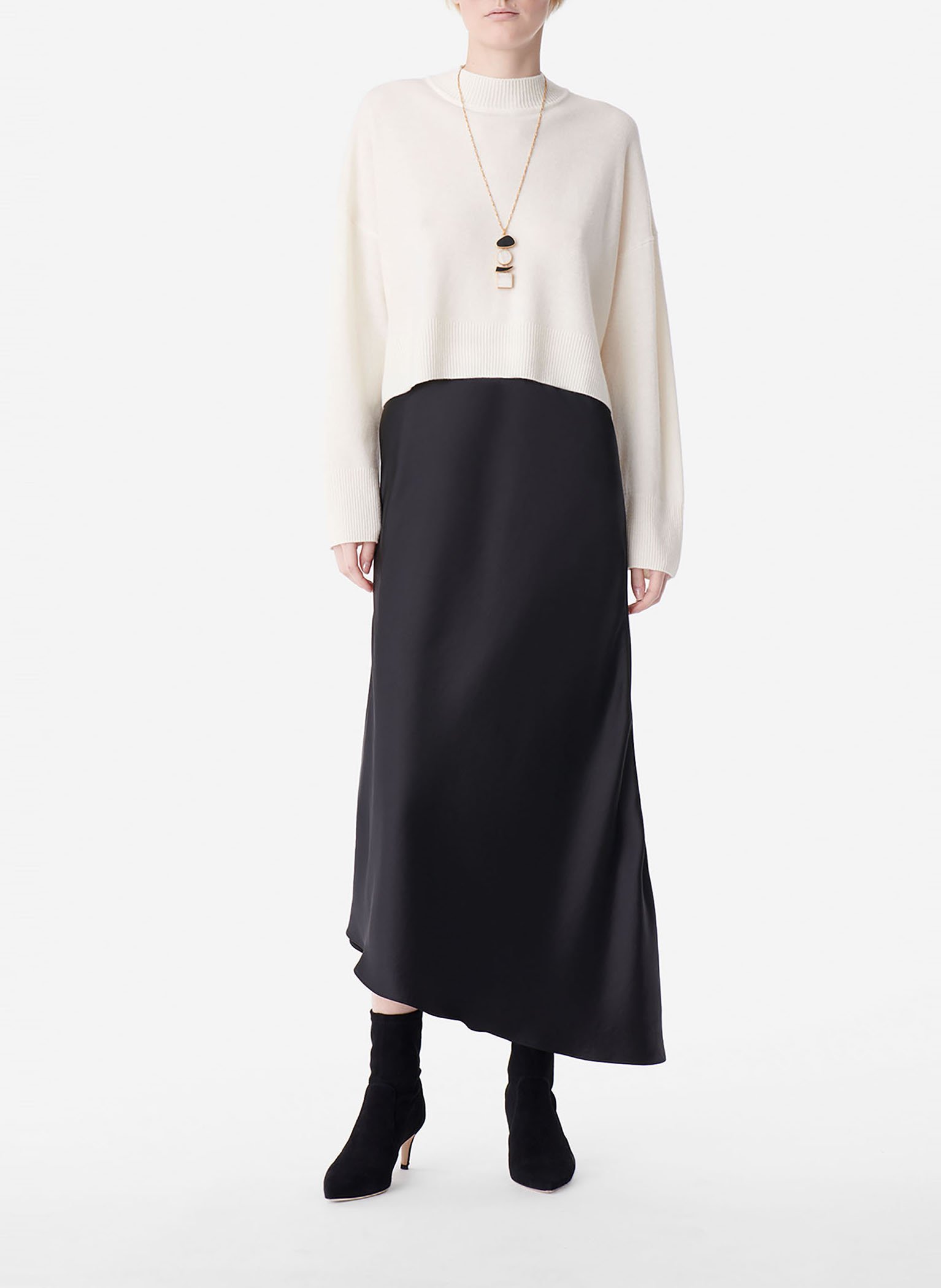 Asymmetrical flowing outlet skirt