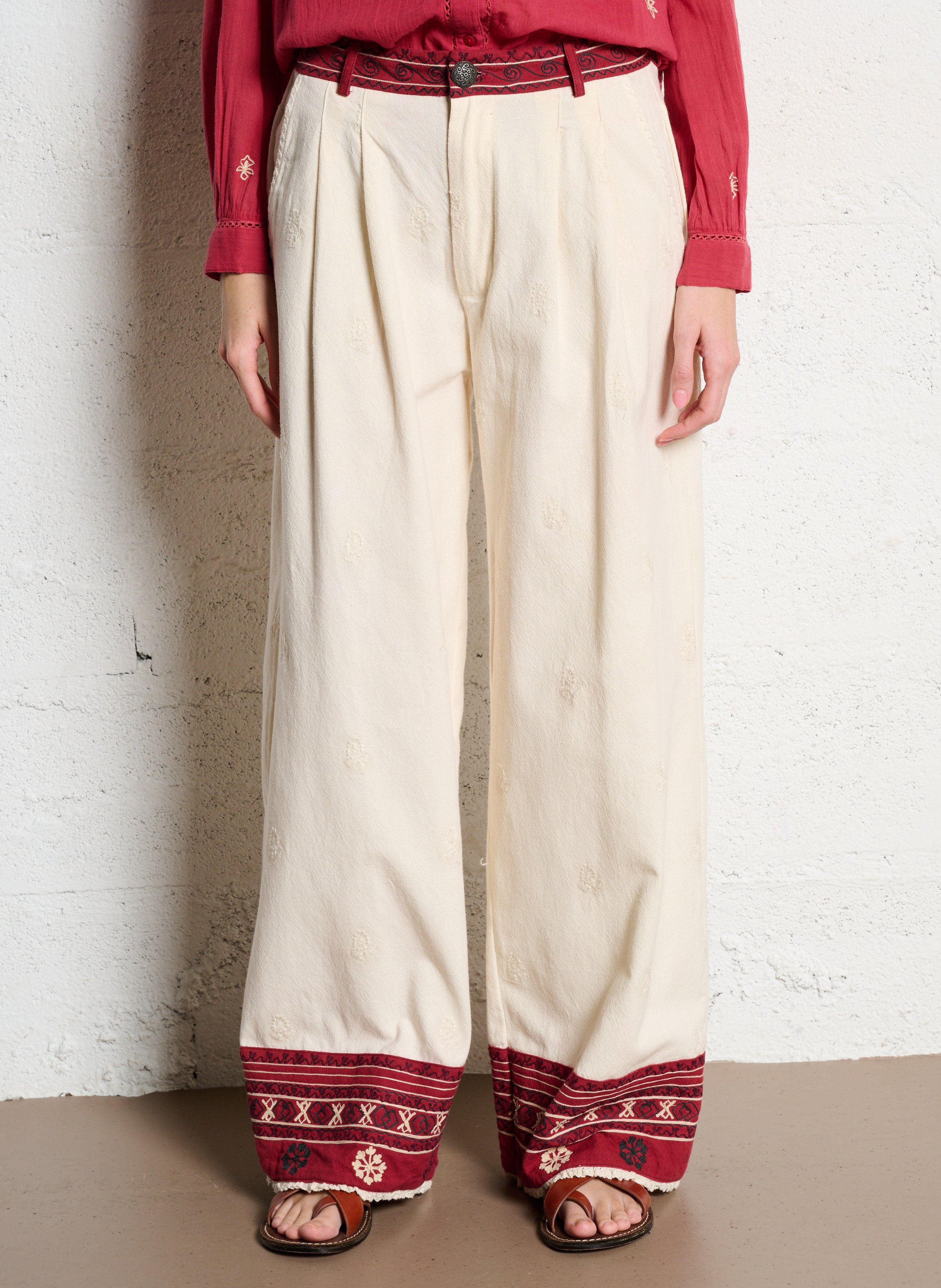Weit geschnittene Baumwollhose mit Stickereien MAISON HOTEL Rot