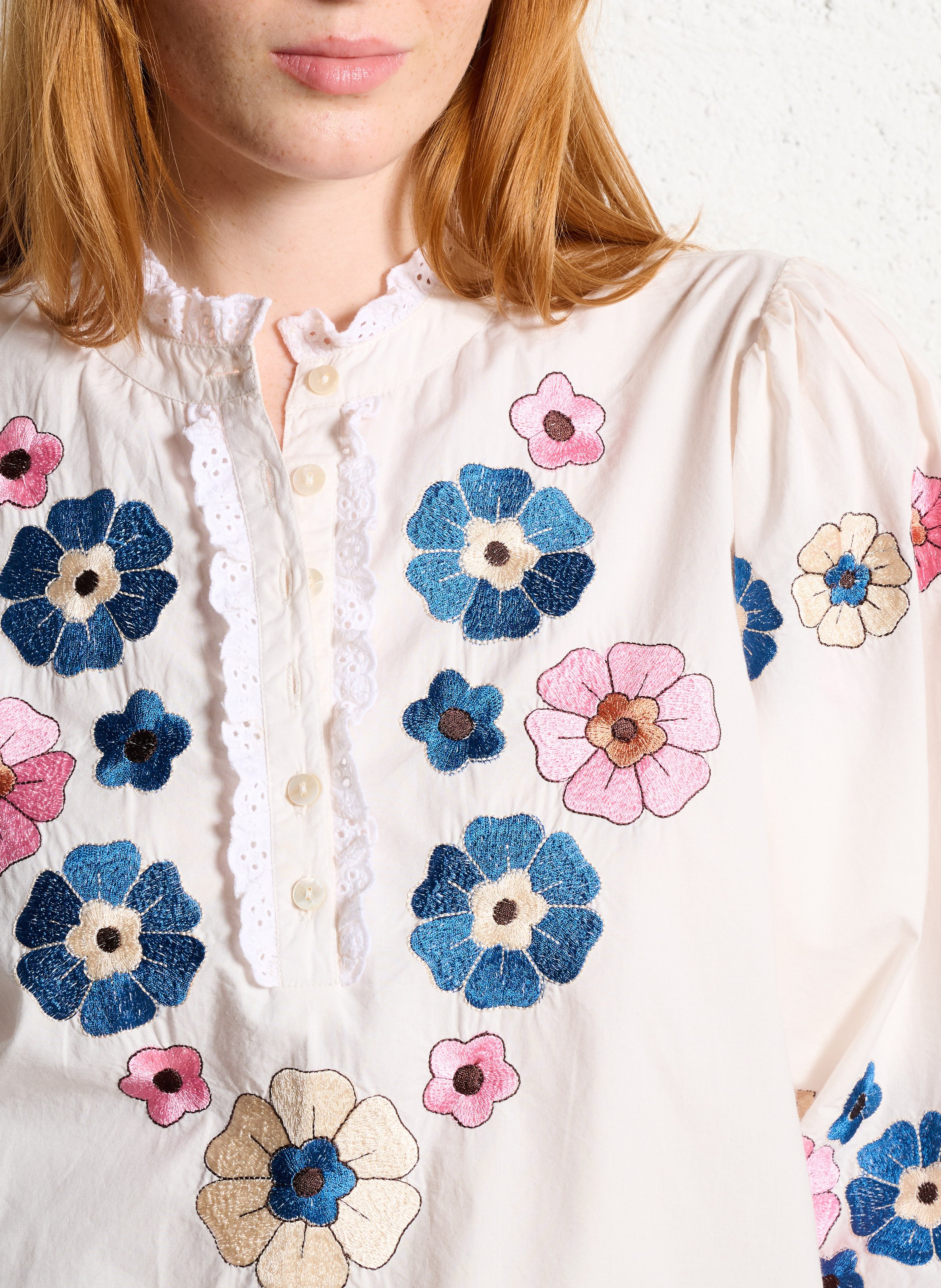 Weit geschnittene Bluse mit Blumenstickerei ANTIK BATIK Weiss