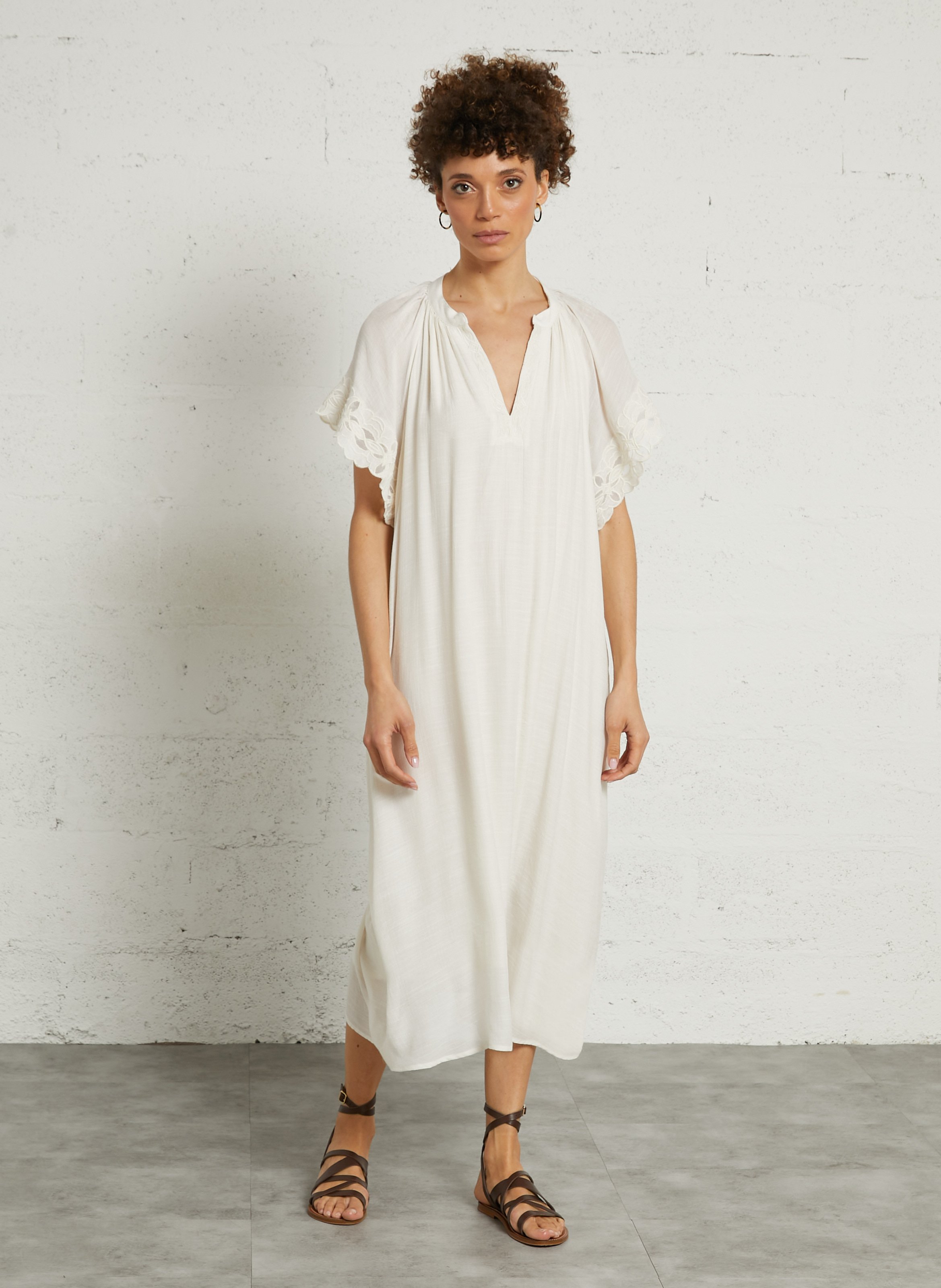 Lange jurk met geborduurde tuniek kraag. SEE U SOON Wit