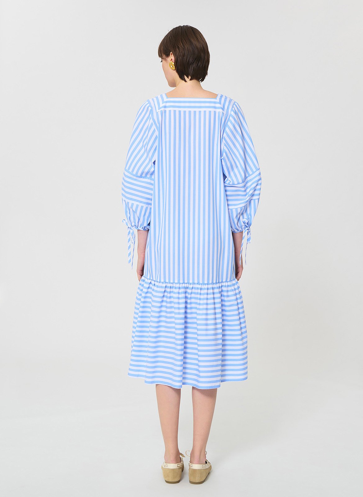 Kurzes Kleid mit quadratischem Ausschnitt aus gestreifter Baumwolle TARA JARMON Blau