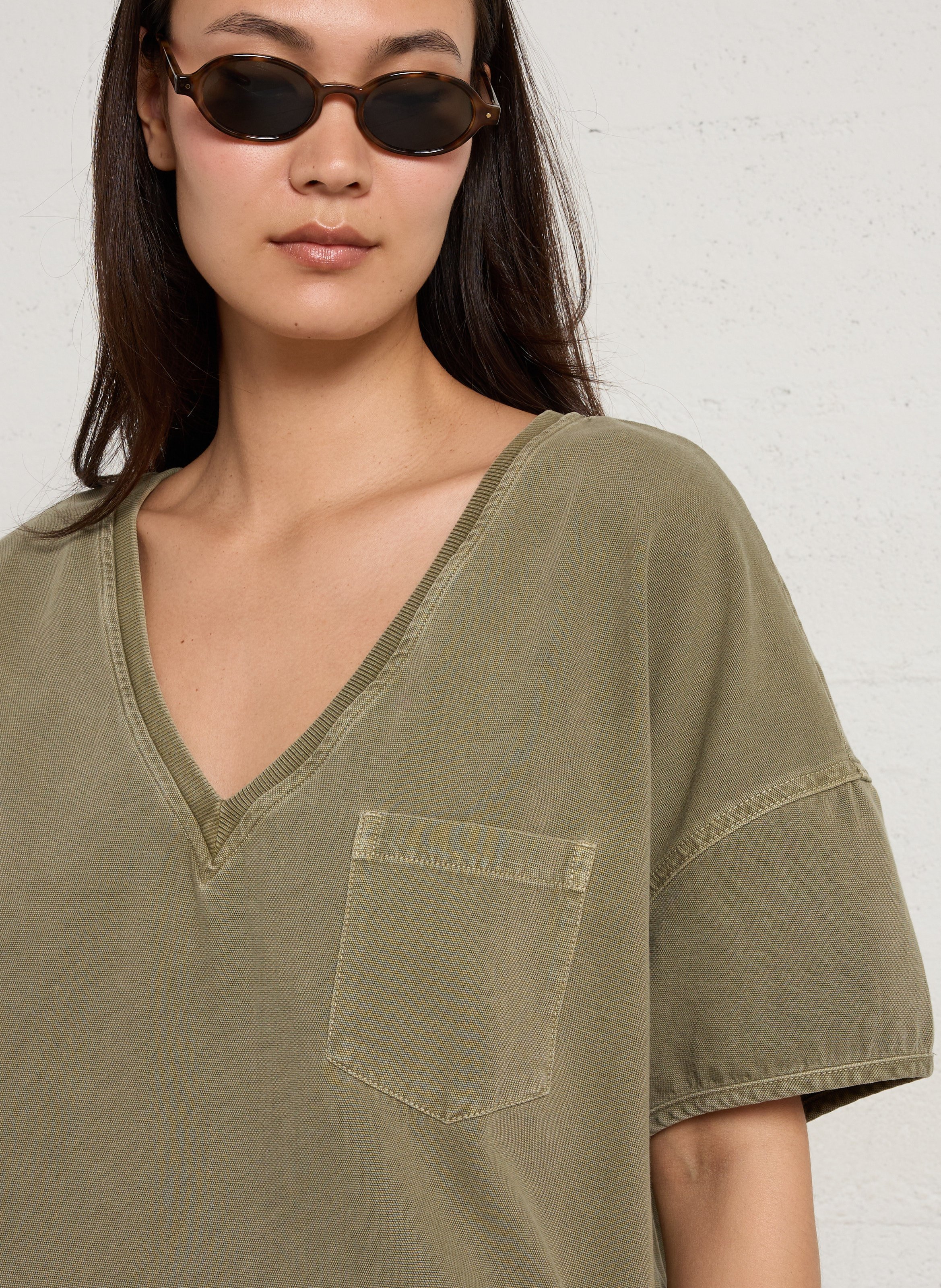 Weites T-Shirt mit V-Ausschnitt in Unifarben AMERICAN VINTAGE Grun