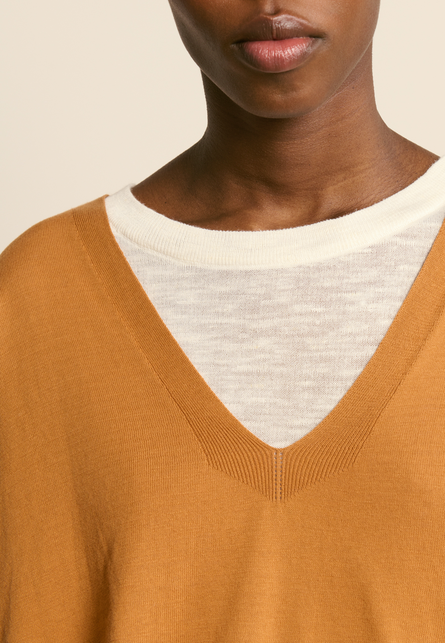 T-shirt col v en coton biologique MAISON MONTAGUT Marron