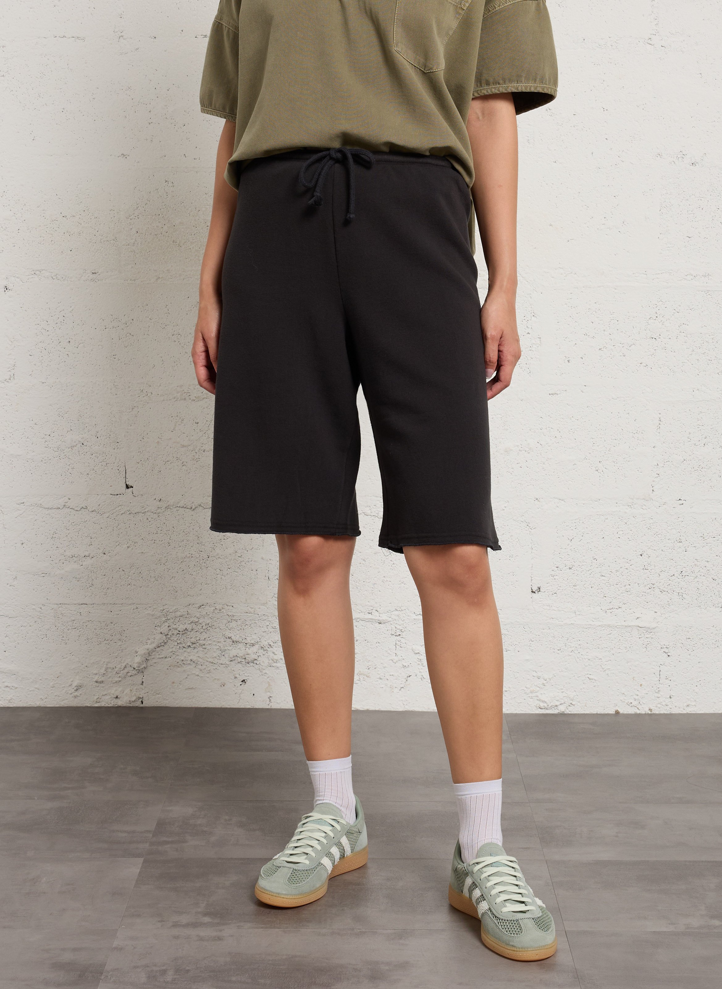 Knee-length loose-fitting solid Bermuda shorts AMERICAN VINTAGE Black