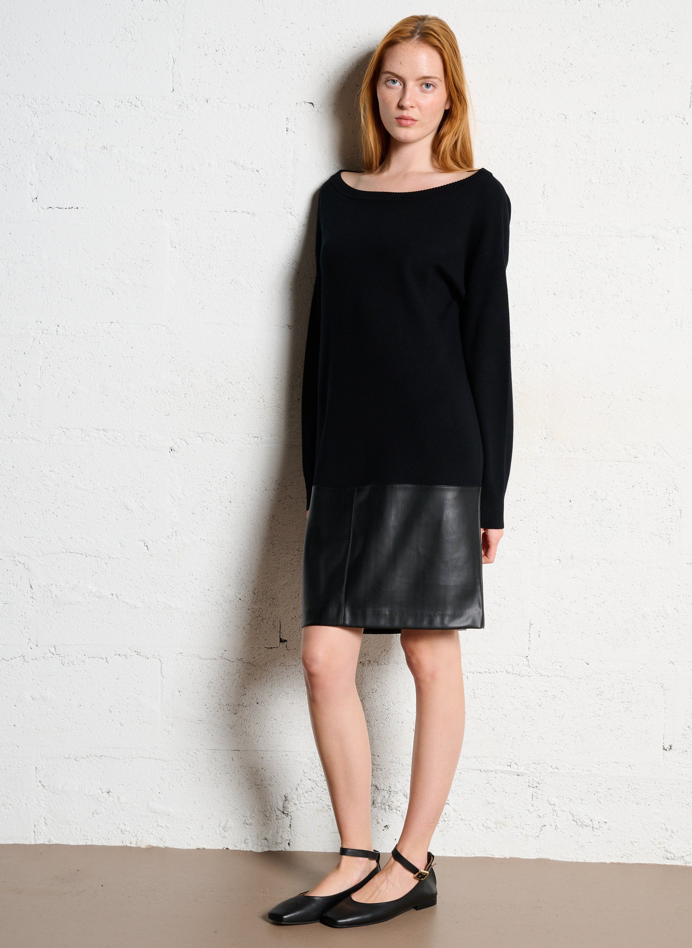 Kurzes Strickkleid mit U-Boot-Ausschnitt LIU JO Schwarz