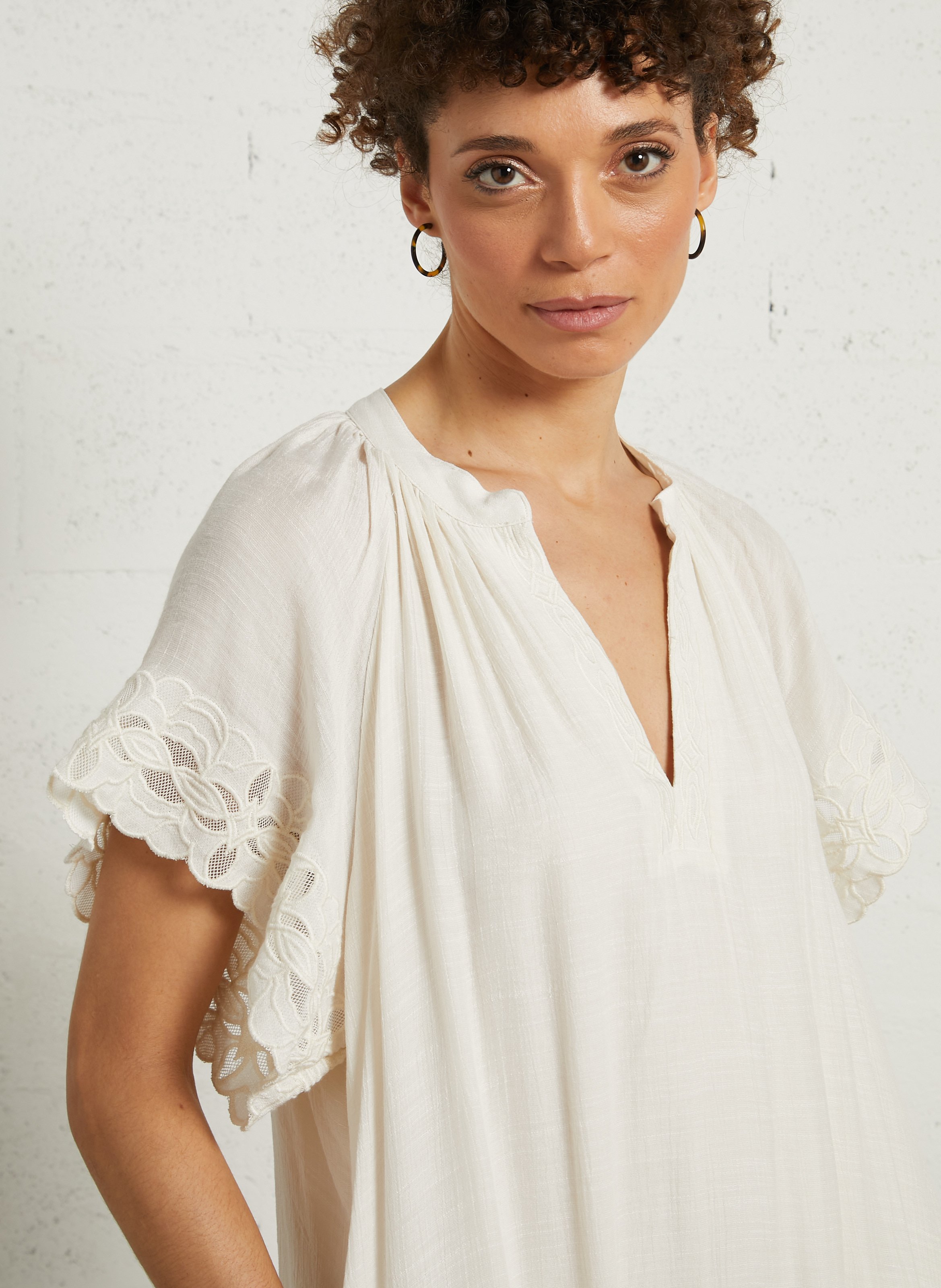 Lange jurk met geborduurde tuniek kraag. SEE U SOON Wit