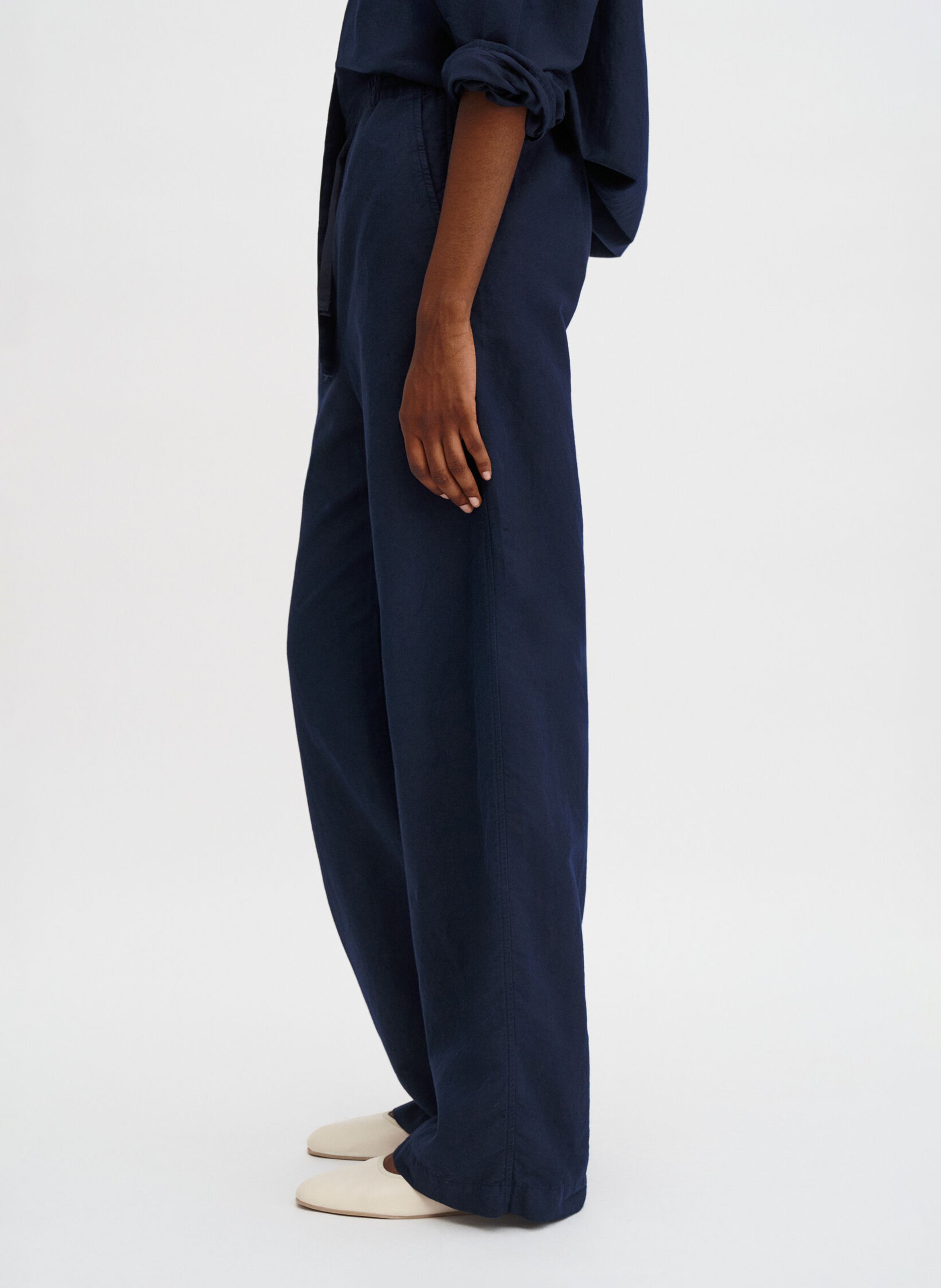 Pantalón recto liso de lino mezclado. FILIPPA K Azul