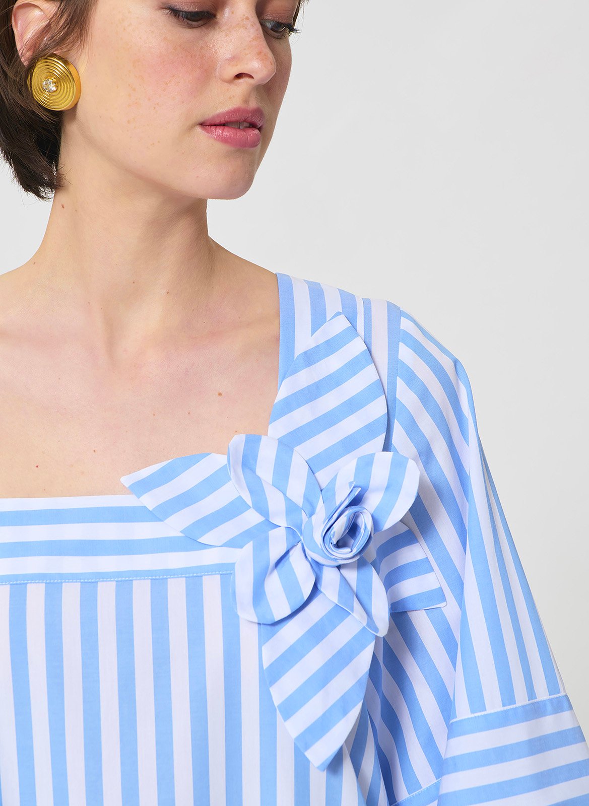 Kurzes Kleid mit quadratischem Ausschnitt aus gestreifter Baumwolle TARA JARMON Blau