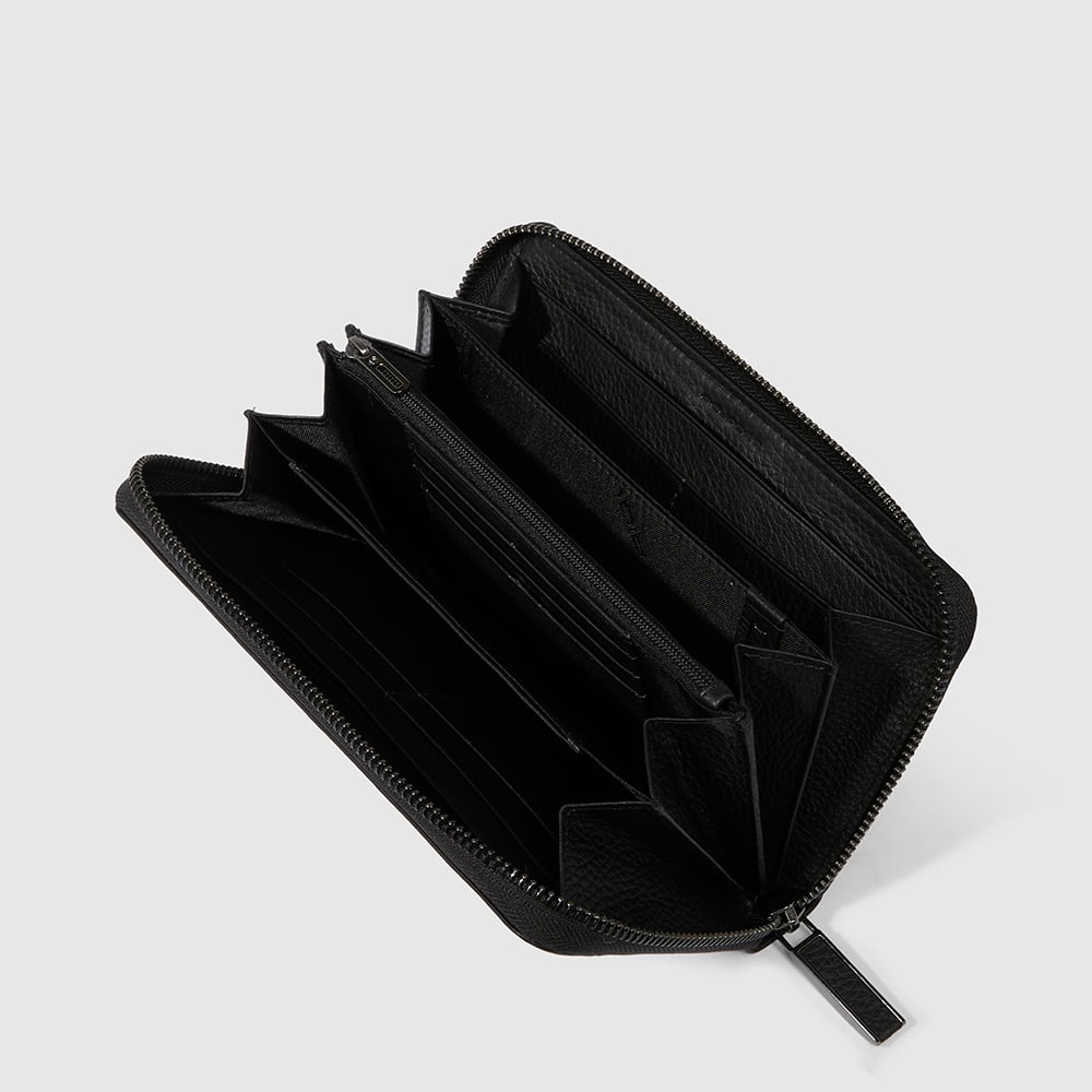 Women's zip-around wallet with 4 compartments, including a coin pocket, credit card slots, and RFID protection. PIQUADRO Black
