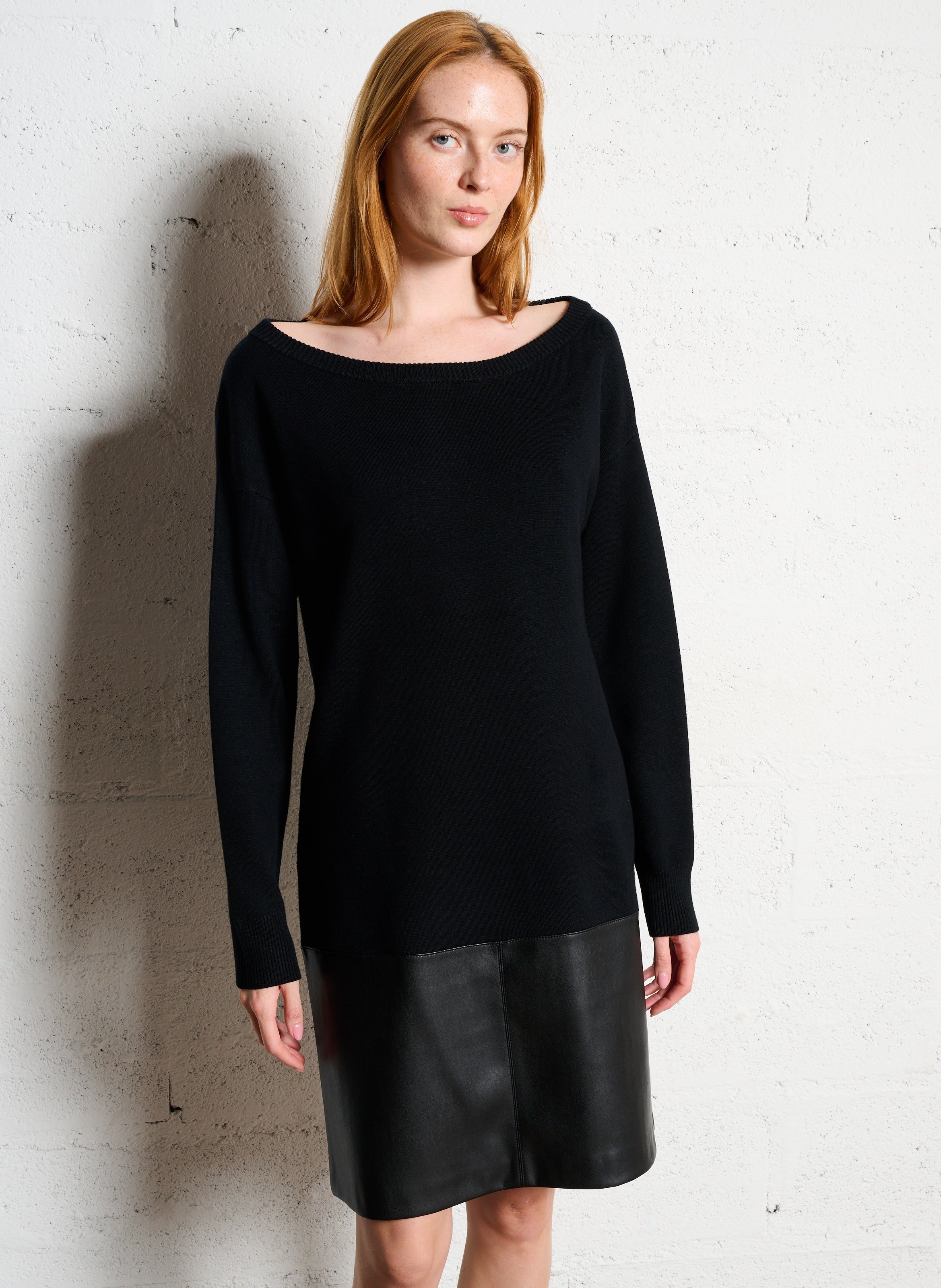 Kurzes Strickkleid mit U-Boot-Ausschnitt LIU JO Schwarz