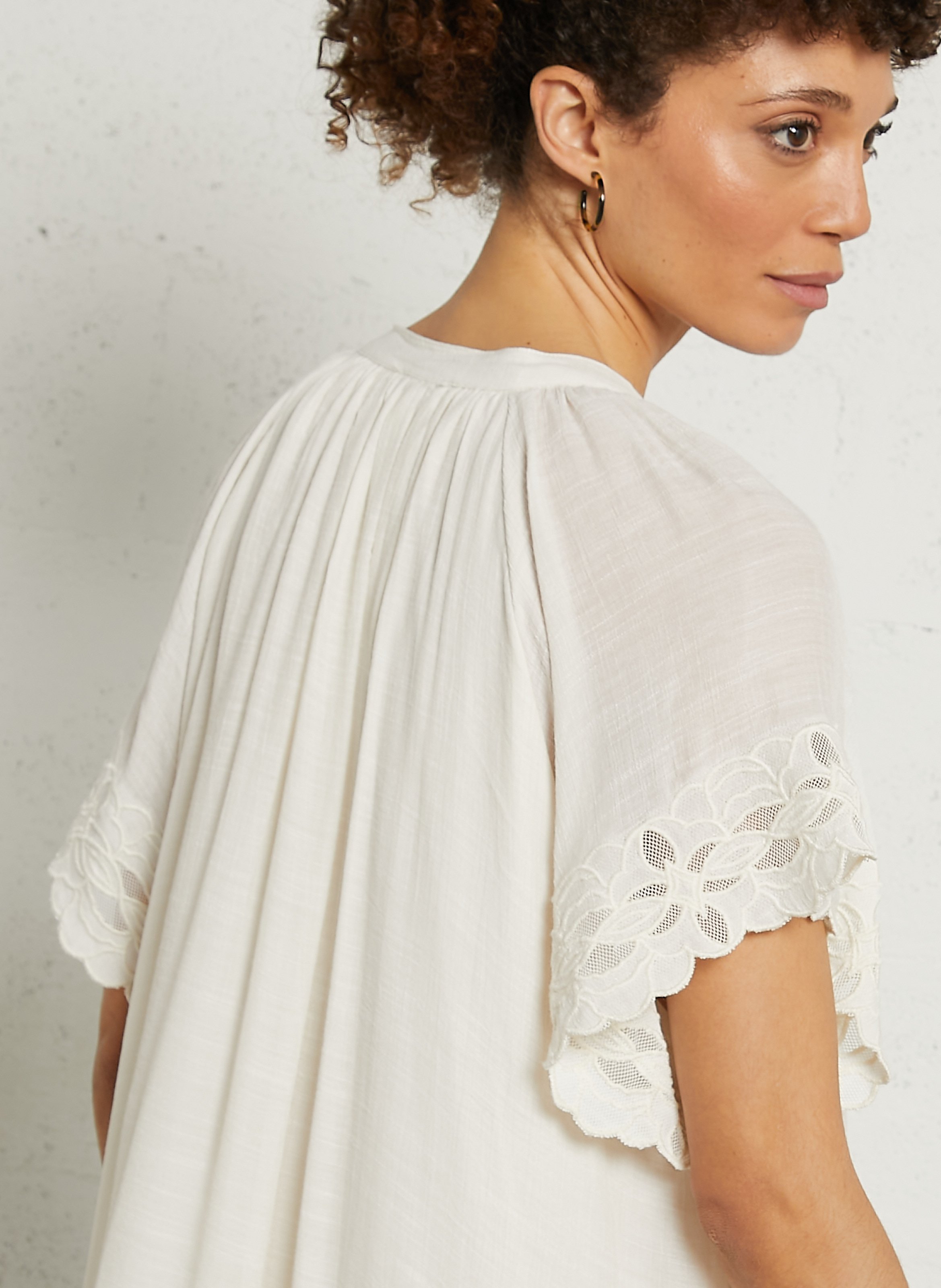 Lange jurk met geborduurde tuniek kraag. SEE U SOON Wit