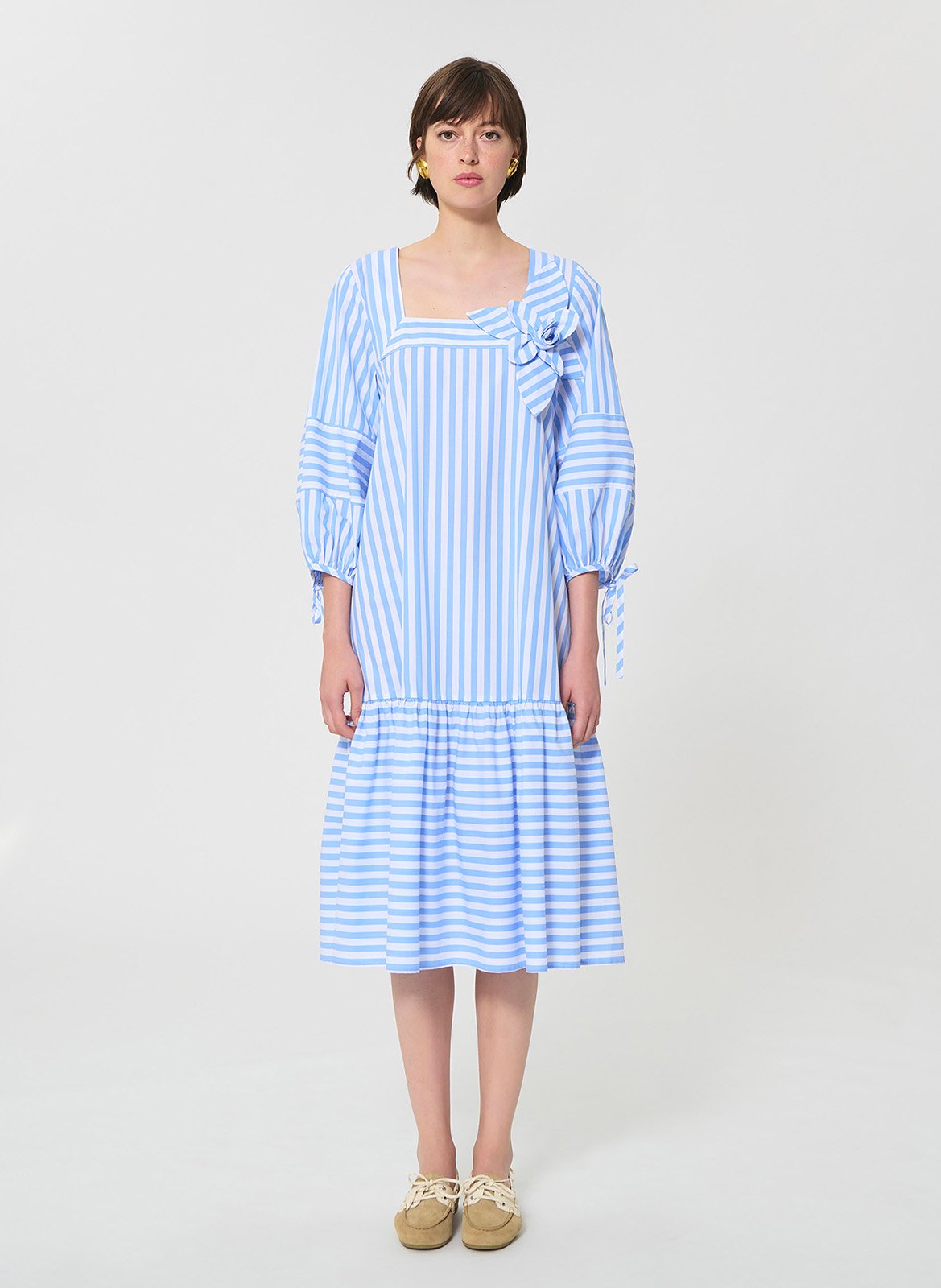 Kurzes Kleid mit quadratischem Ausschnitt aus gestreifter Baumwolle TARA JARMON Blau