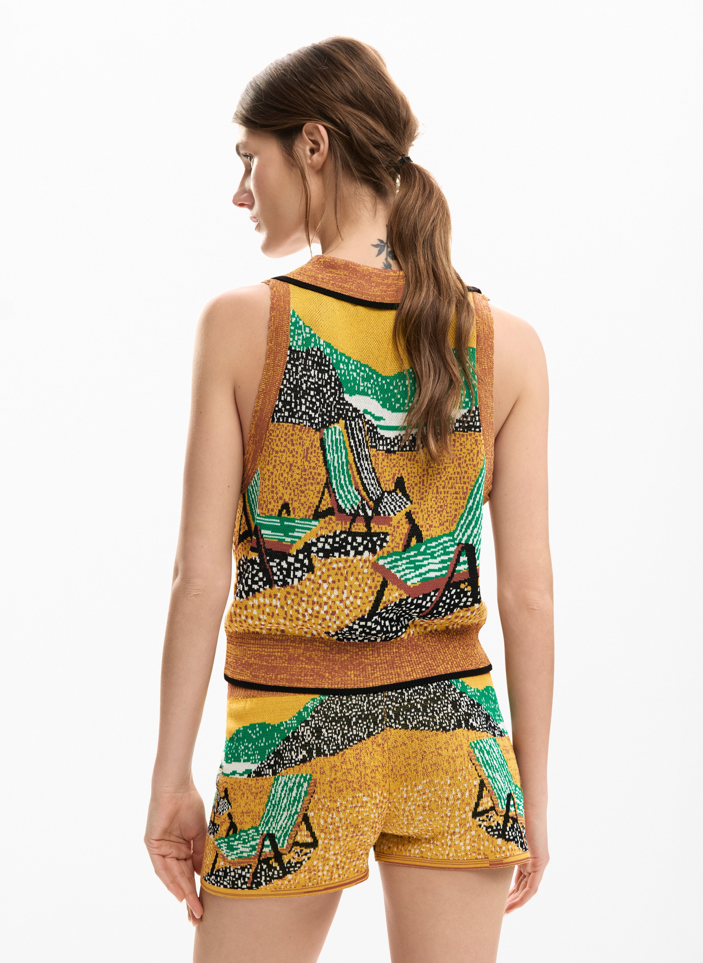 Top sans manches col tunisien imprimé DESIGUAL Marron