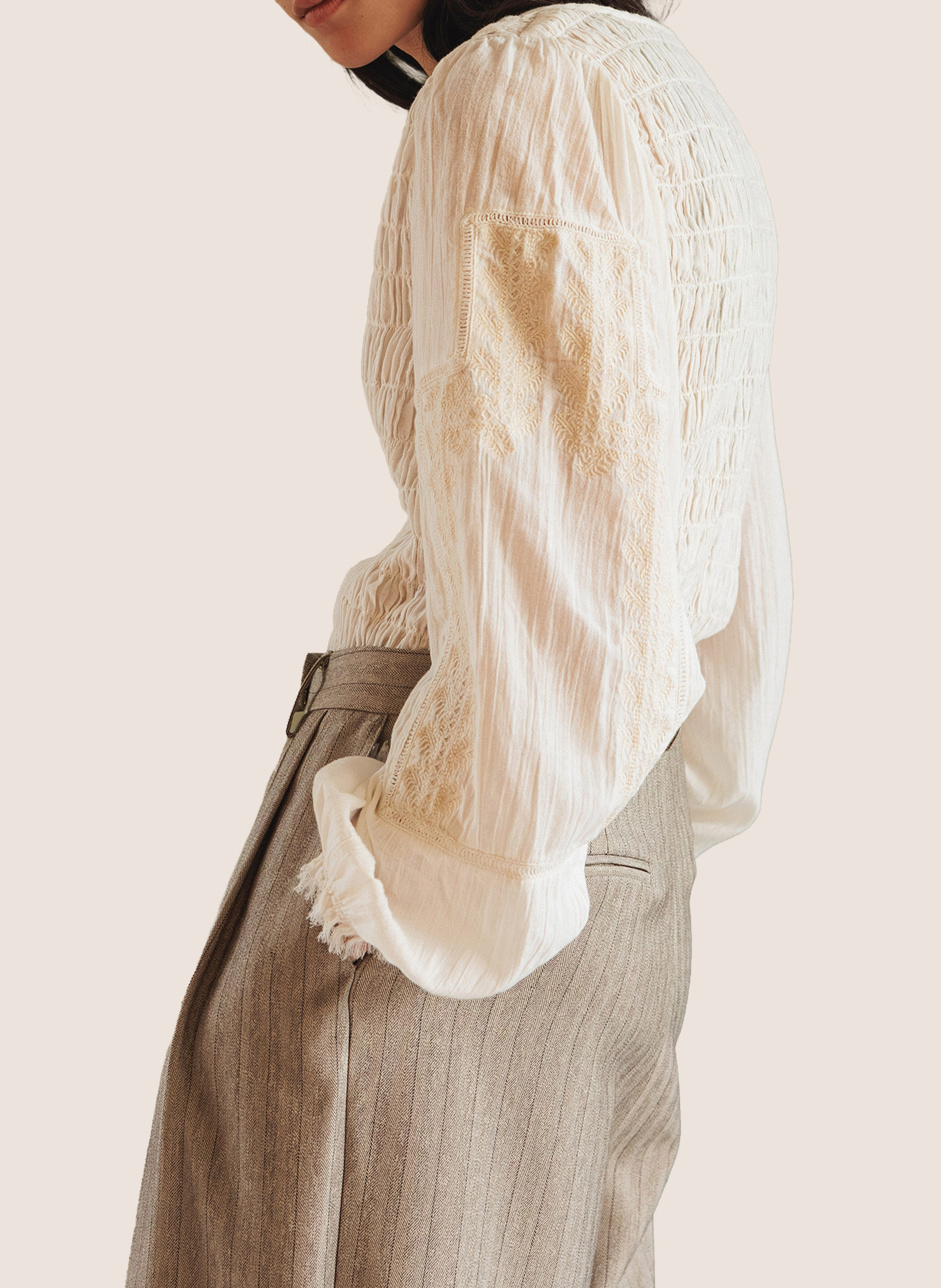 Fitted organic cotton V-neck top. INDI & COLD White