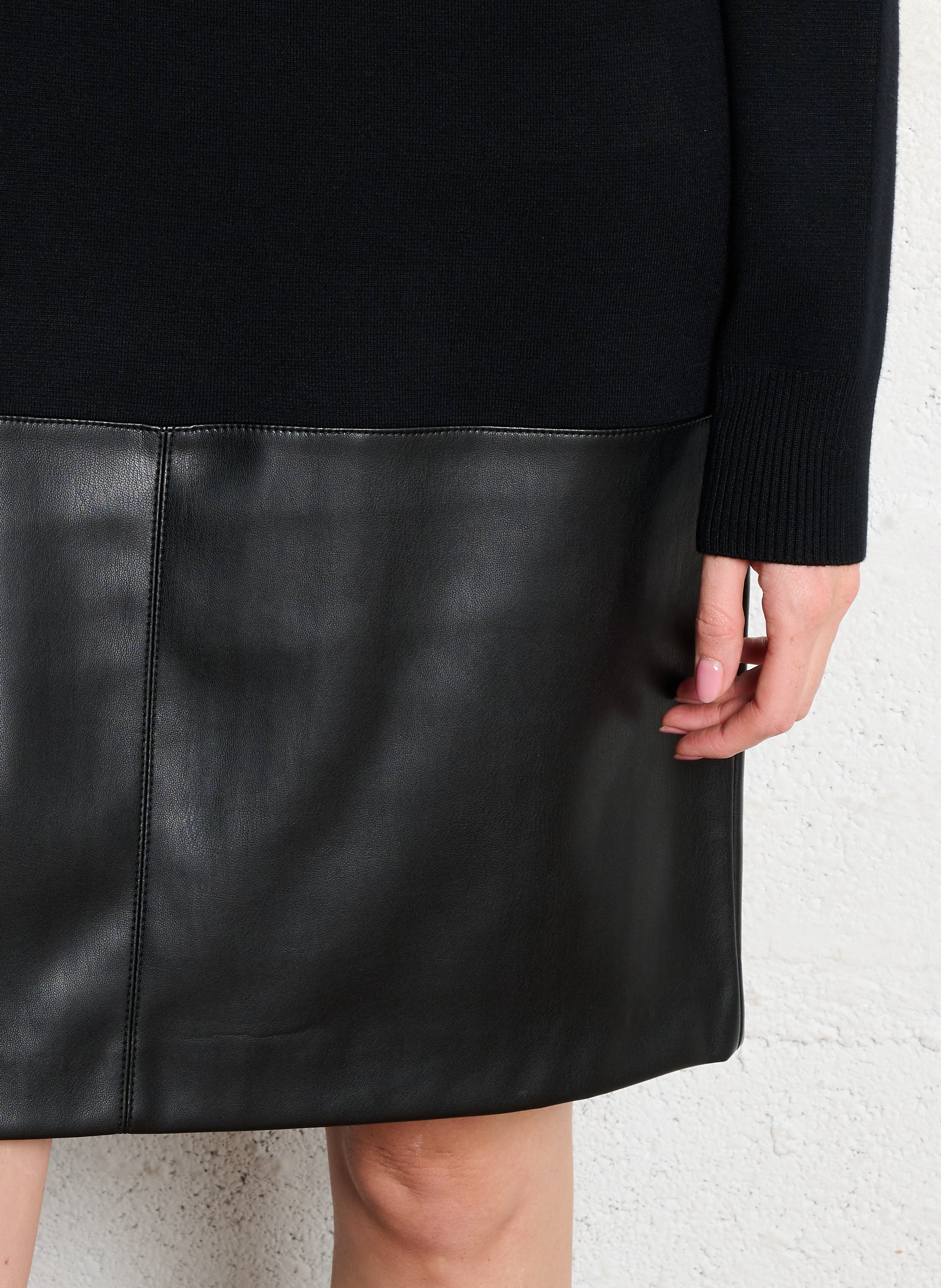 Kurzes Strickkleid mit U-Boot-Ausschnitt LIU JO Schwarz