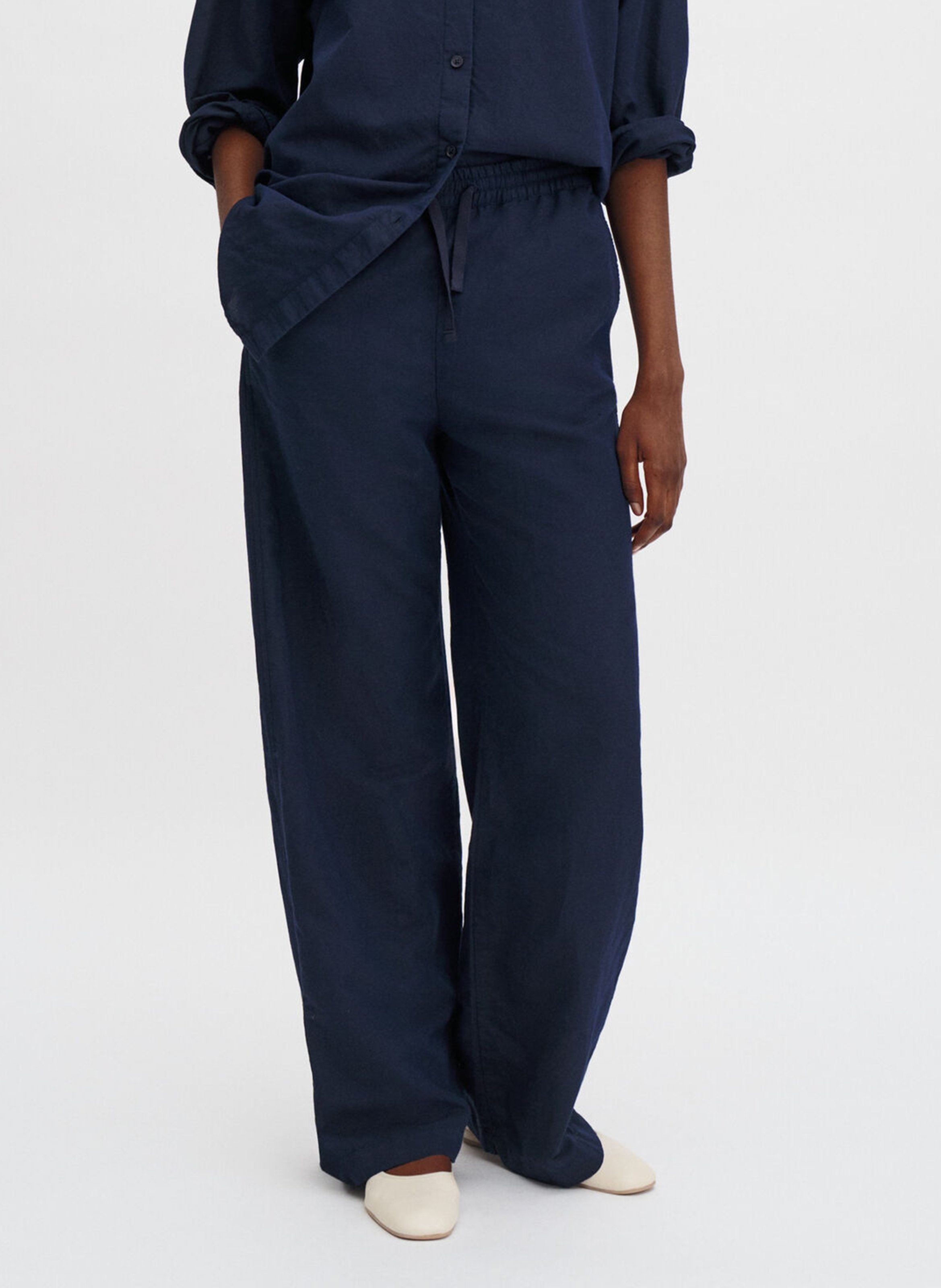 Pantalón recto liso de lino mezclado. FILIPPA K Azul