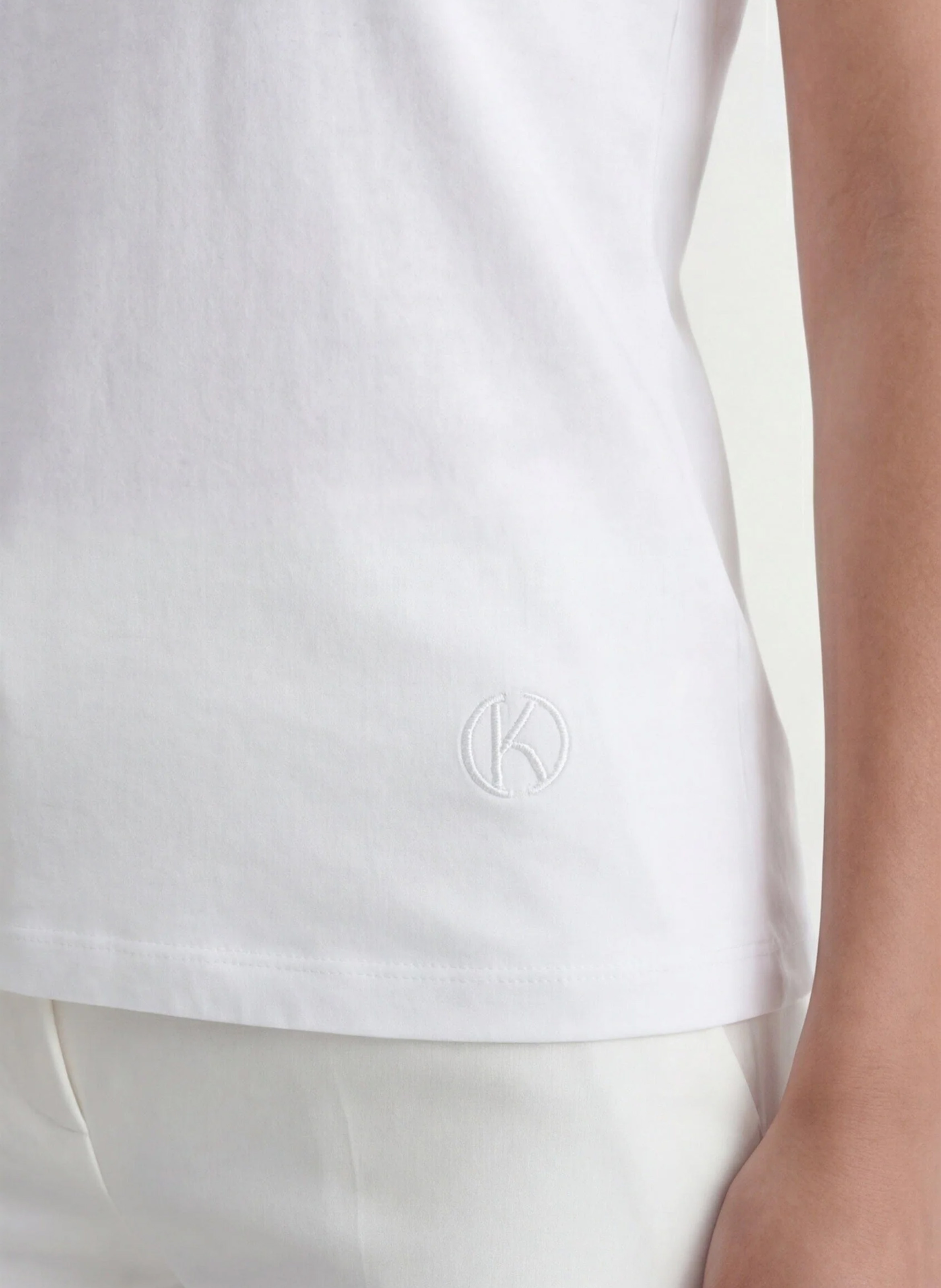 Aansluitend T-shirt met V-hals en korte mouwen. KOOKAI Wit