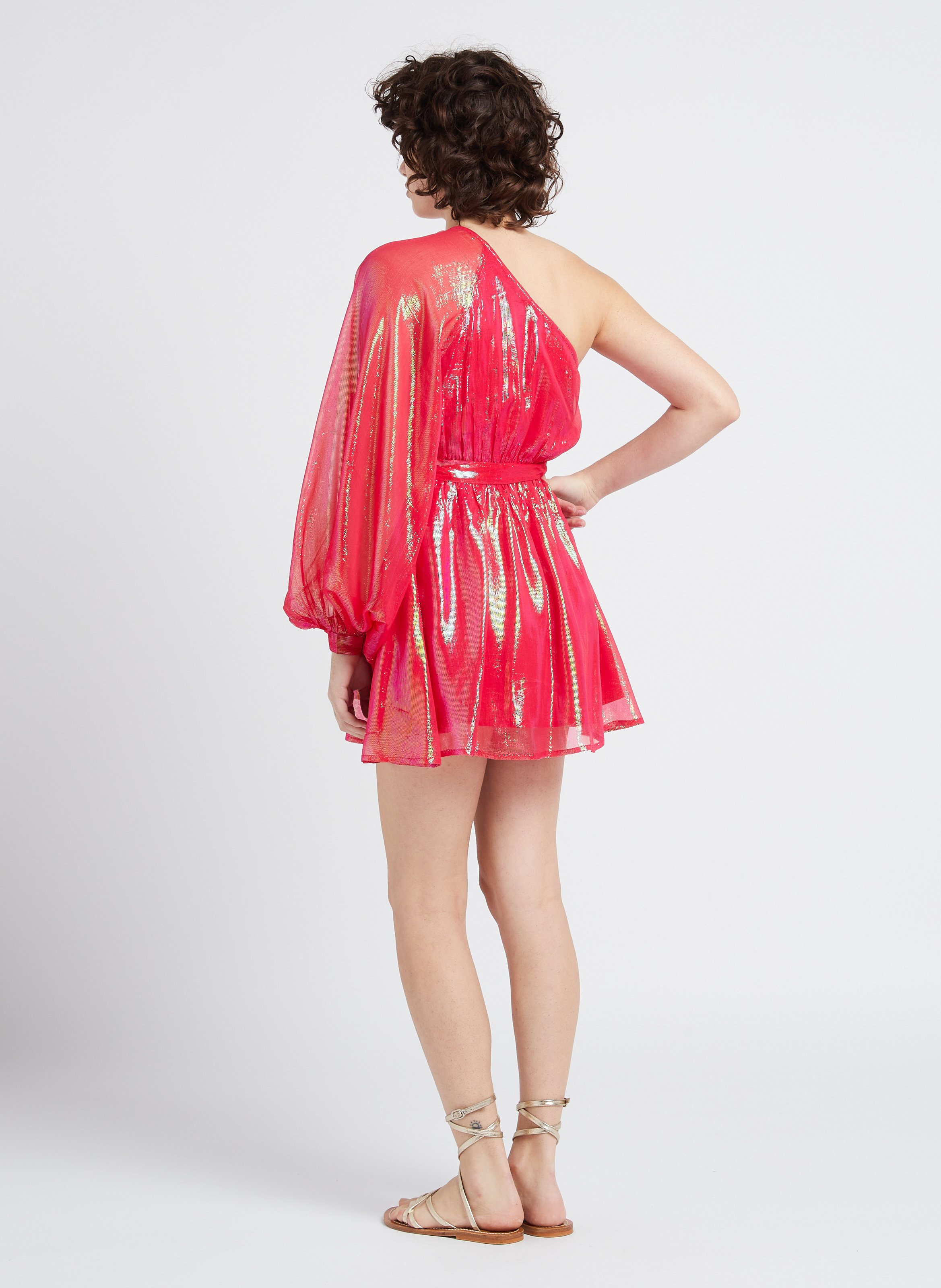 Robe courte asymétrique ceinturée à fils métallisés SUNDRESS Rouge