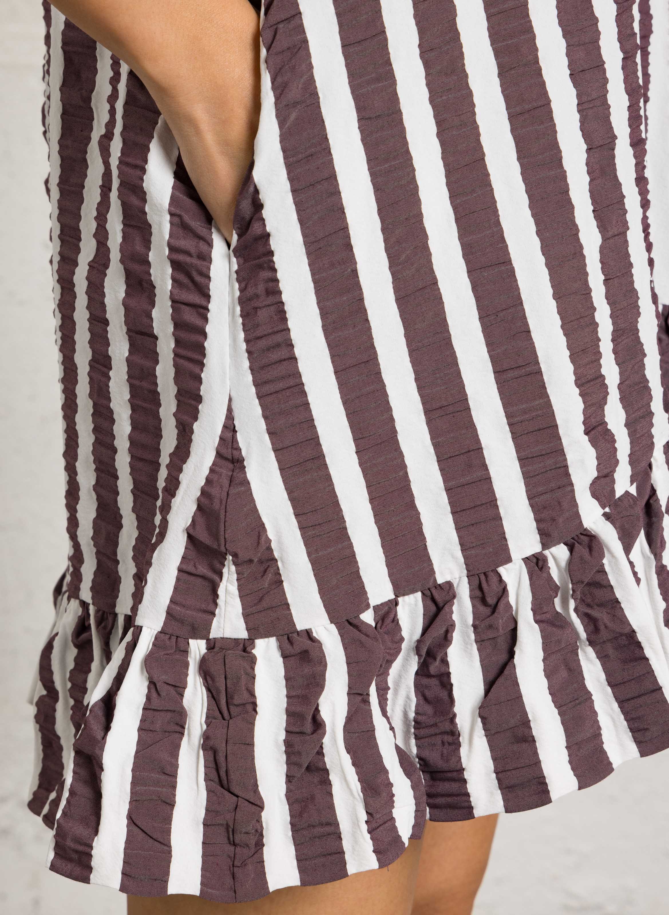 Gestreiftes Kurzkleid mit Rundhalsausschnitt DR BLOOM Violett