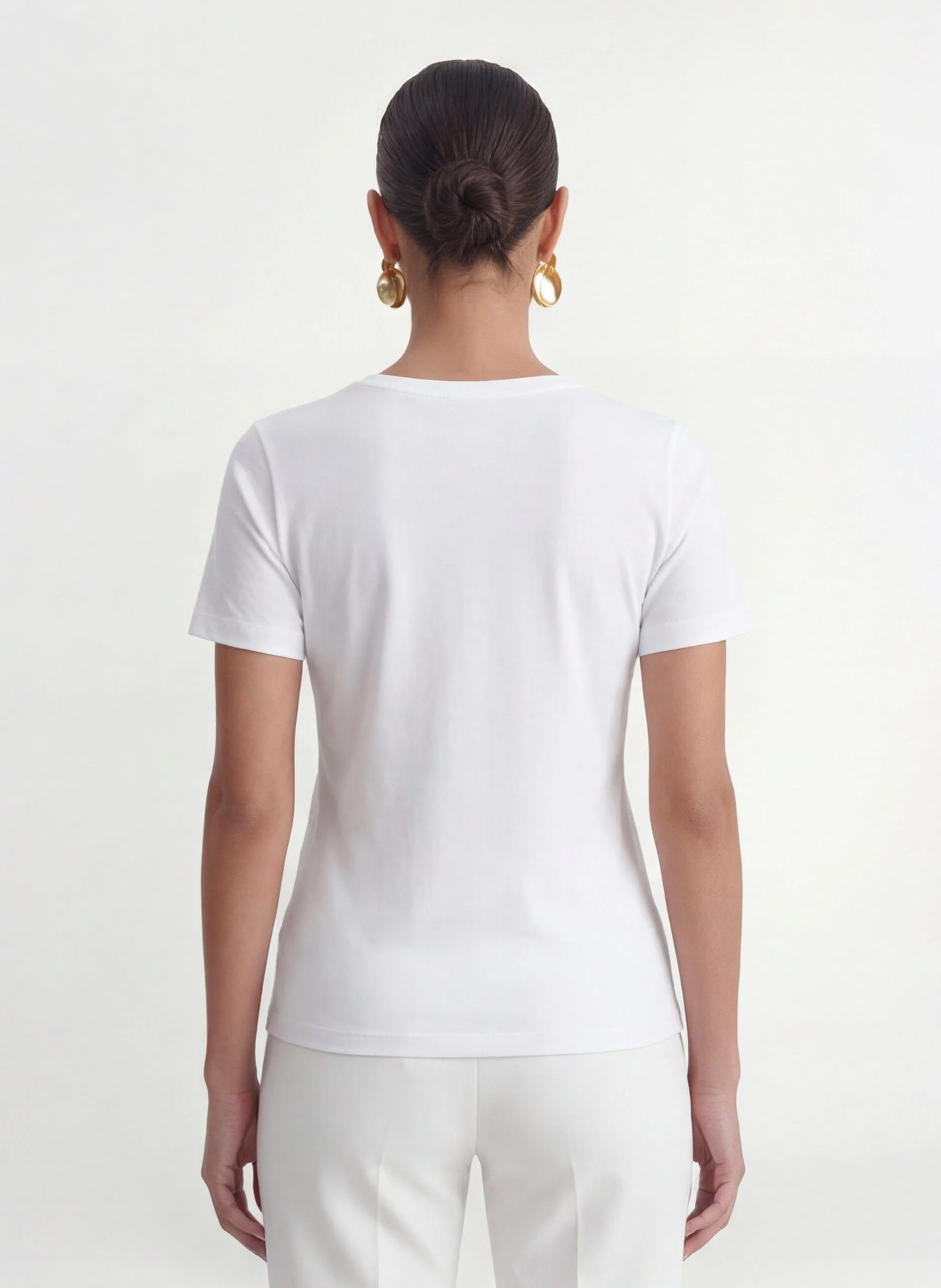 Aansluitend T-shirt met V-hals en korte mouwen. KOOKAI Wit