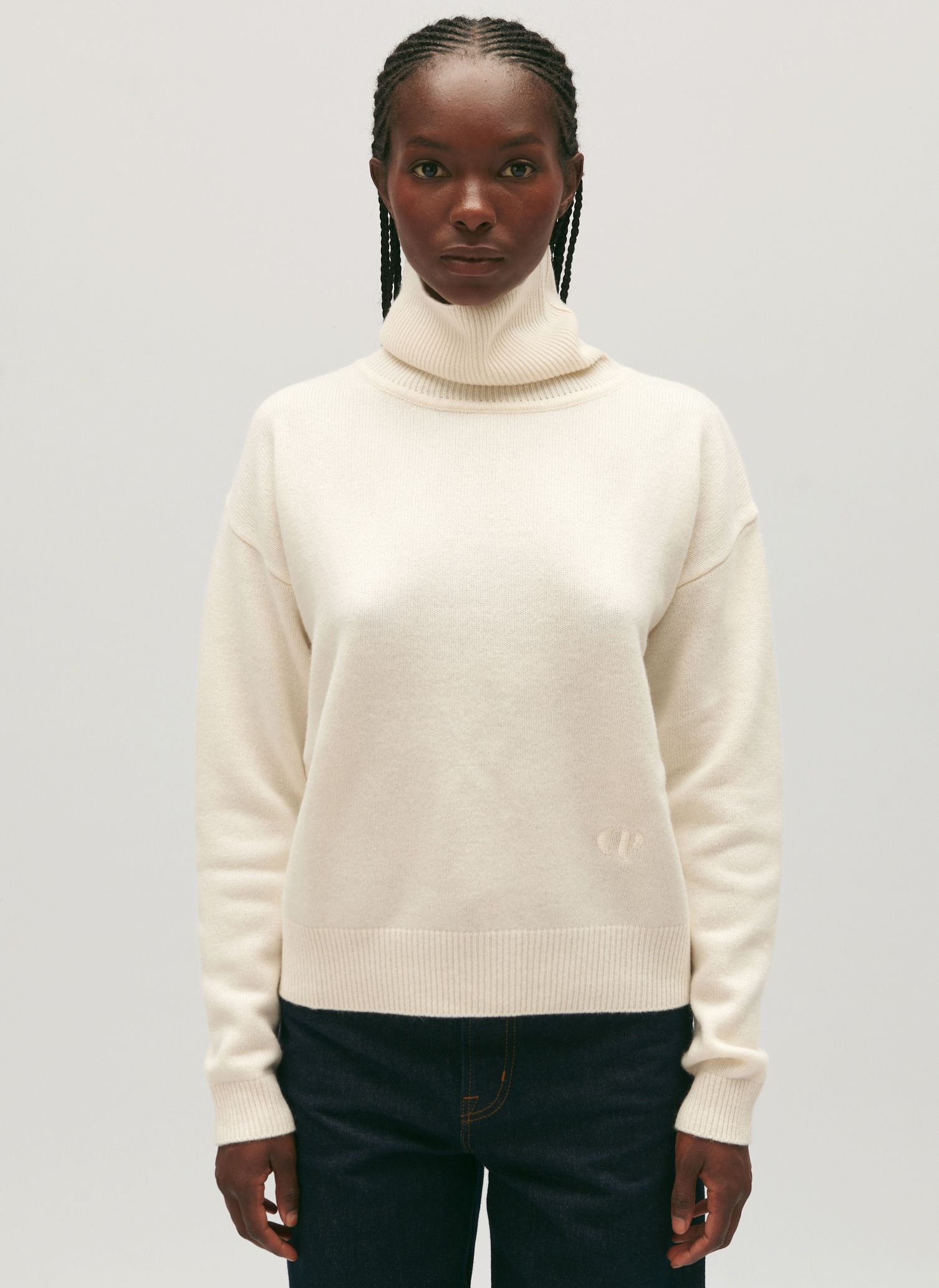 White Ribbed cashmere sweater with Victorian collar