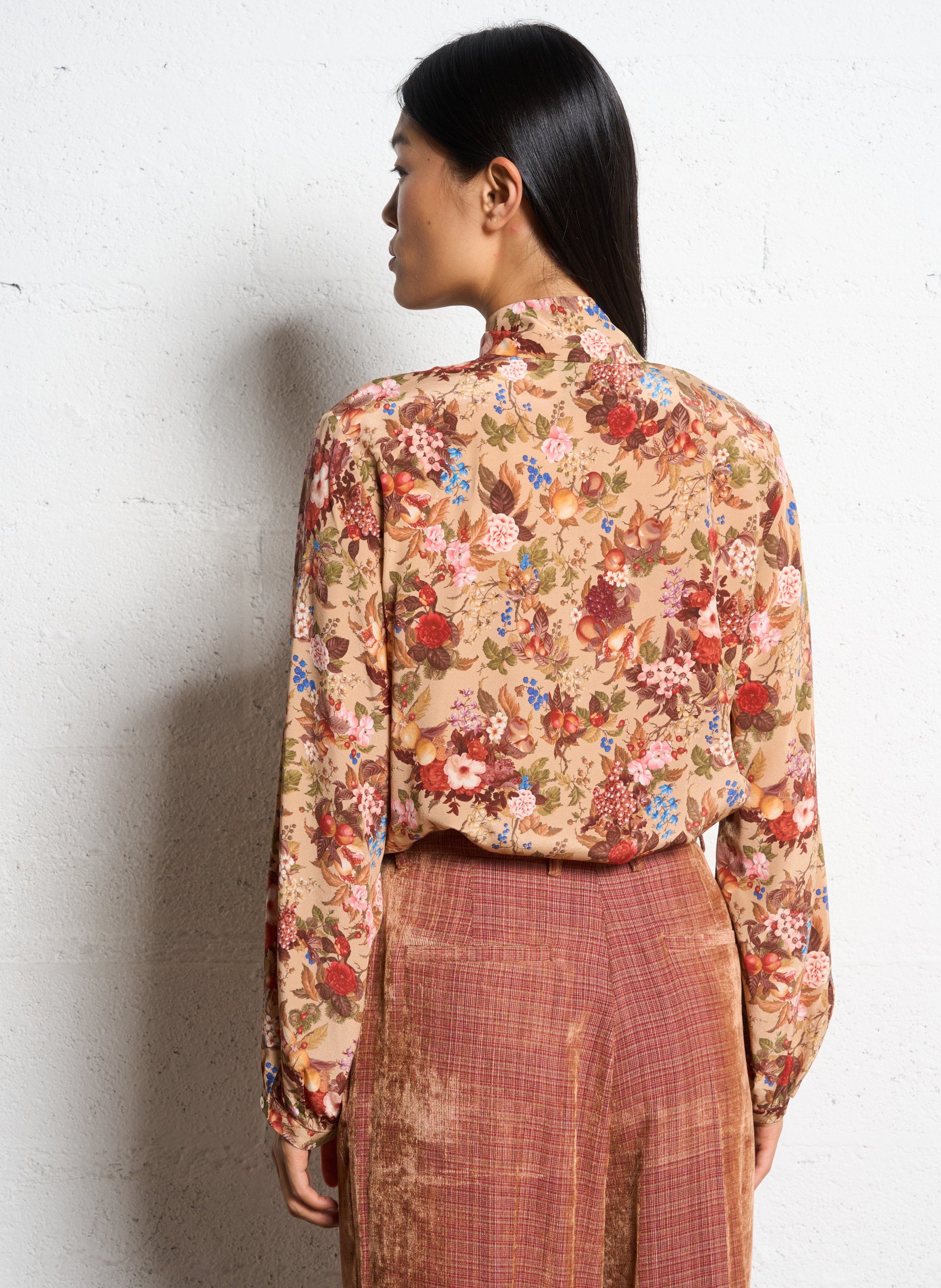 Chemise col lavallière en soie MOMONI Beige