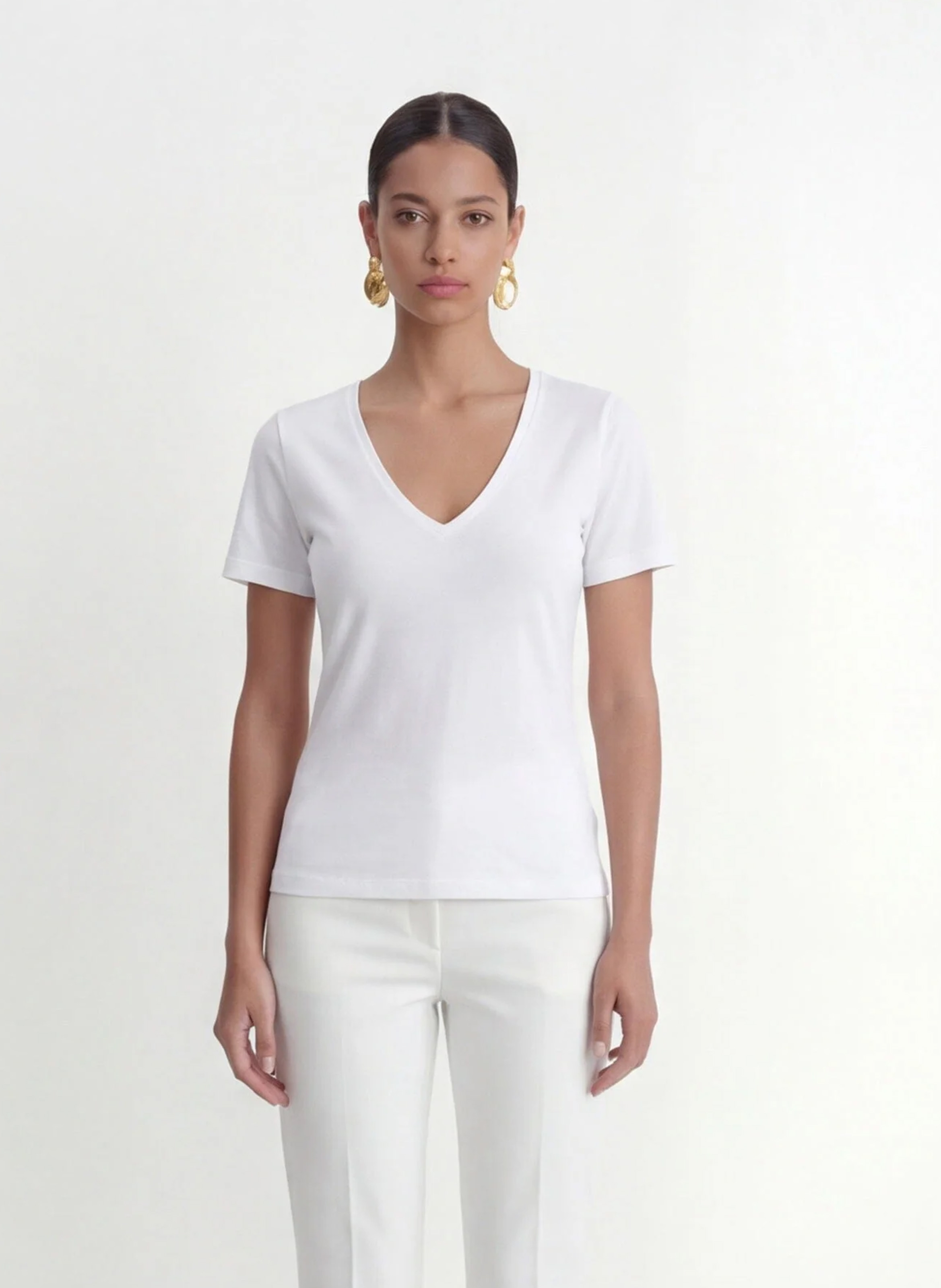Aansluitend T-shirt met V-hals en korte mouwen. KOOKAI Wit