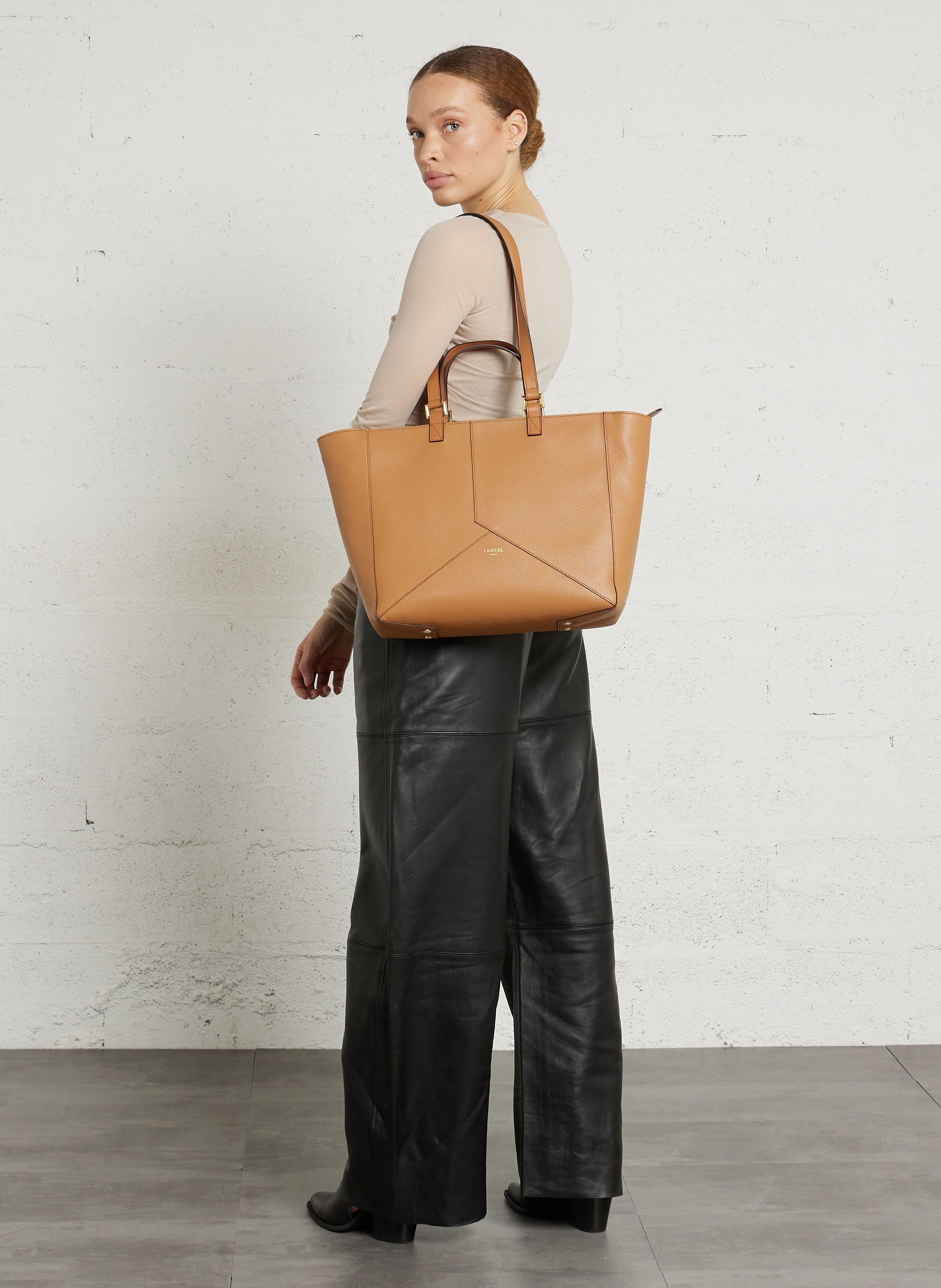 Sac cabas uni en cuir LANCEL Beige