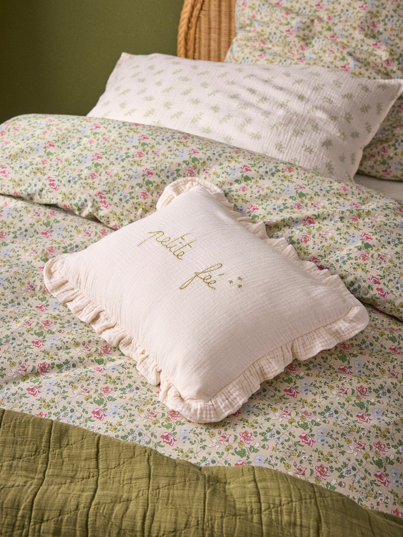 Coussin volanté en gaze et broderie dorée CYRILLUS Blanc