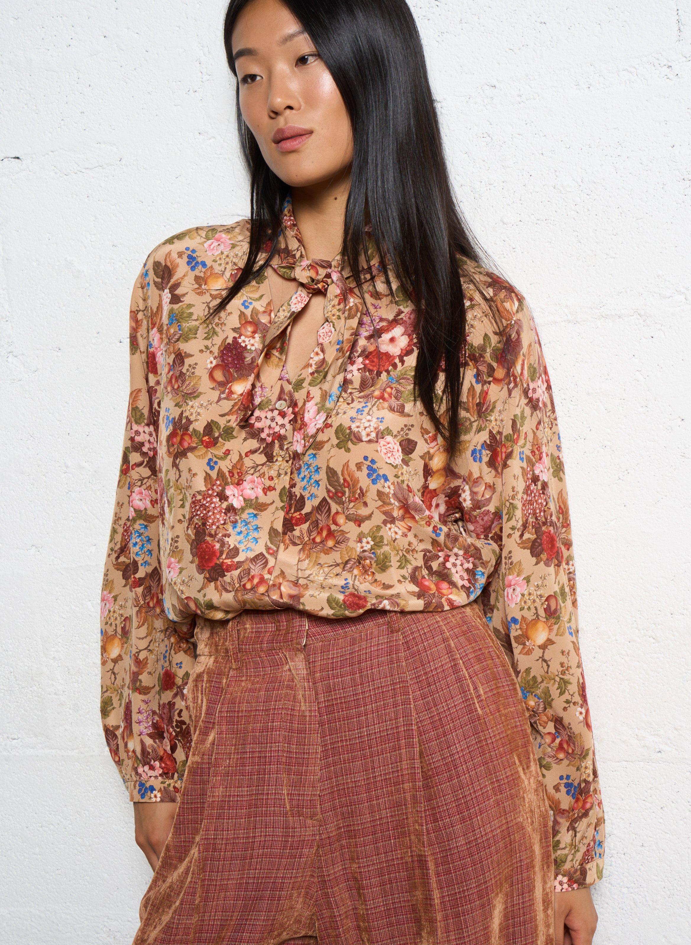 Chemise col lavallière en soie MOMONI Beige